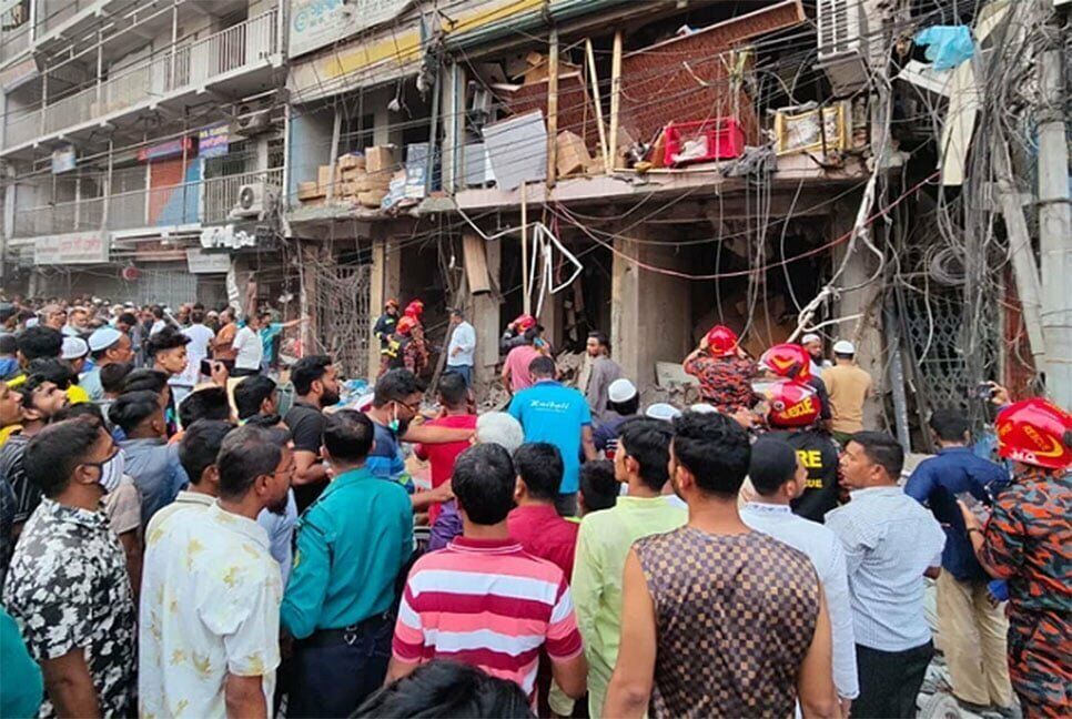 Cảnh sát cho biết vụ nổ đã làm rung chuyển các tầng 4 và 5 của tòa nhà 7 tầng. Một số tầng của tòa nhà và tường bị hư hại. Nhiều mảnh vỡ cũng như gạch đá văng ra đường phố đông người.