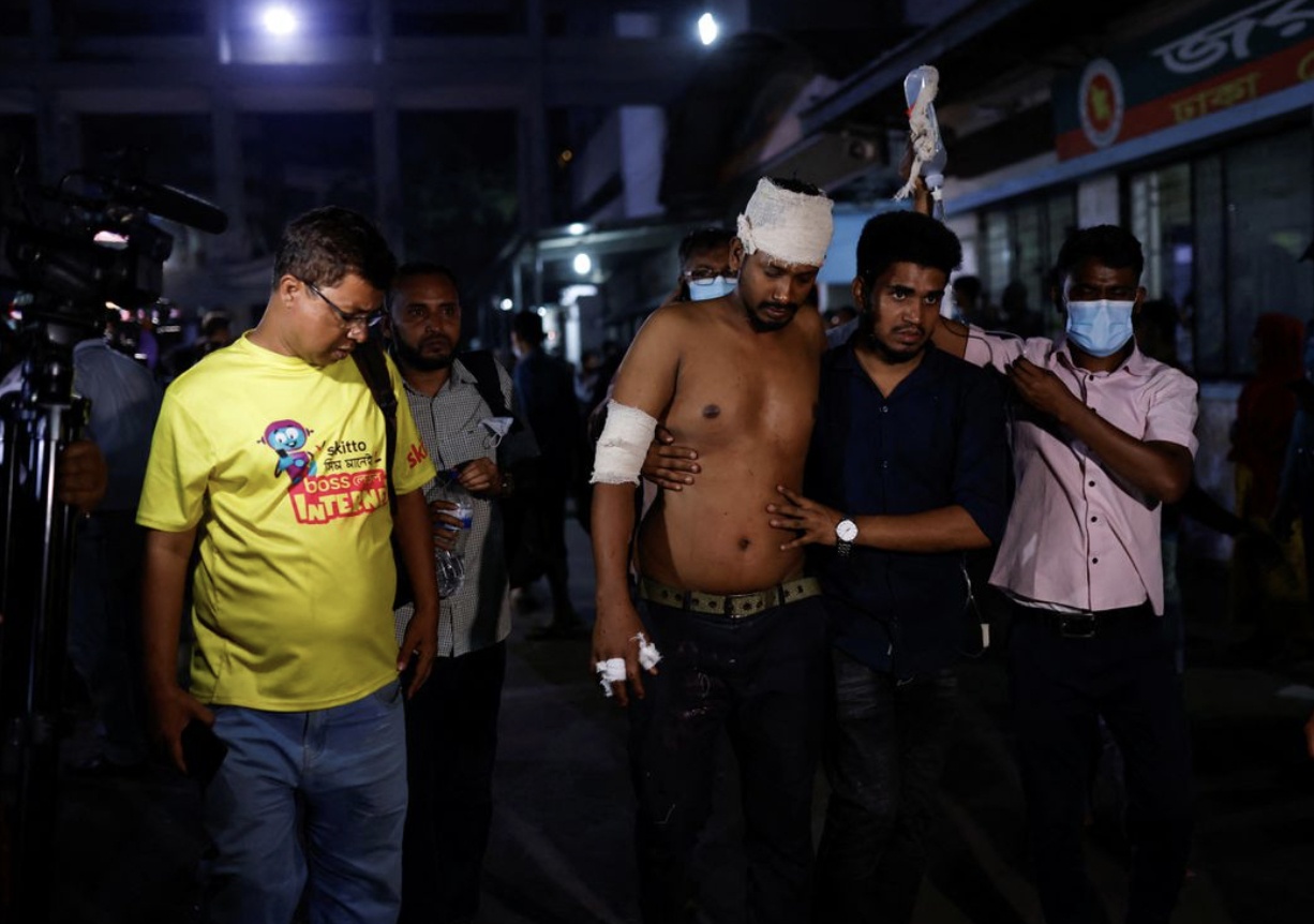 Một lái xe buýt cũng là nạn nhân trong vụ nổ cho biết 30 hành khách trên xe của ông đã bị thương khi xe chạy ngang qua tòa nhà vào đúng thời điểm xảy ra vụ việc.