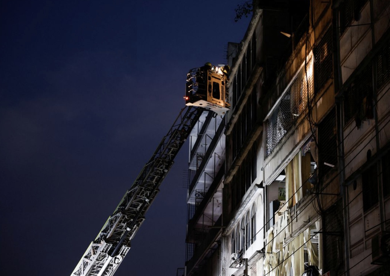 Công tác cứu hộ được thực hiện xuyên đêm để kịp thời đưa những người bị mắc kẹt bên trong ra ngoài.