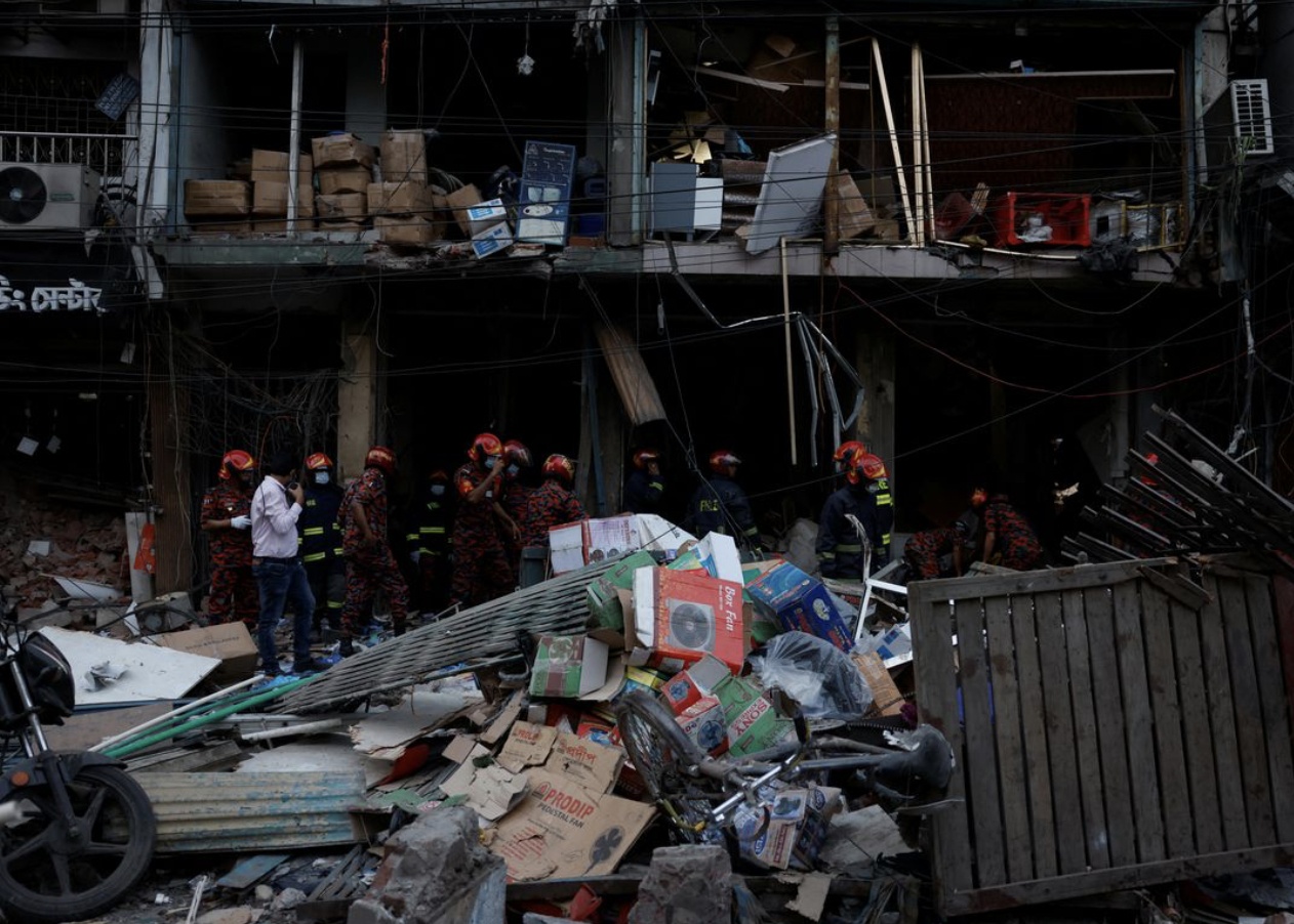 Cảnh sát đang điều tra nguyên nhân vụ tai nạn.
Theo thông tin ban đầu, tòa nhà trên có hàng chục nhà kho, cửa hàng bán phụ kiện phòng tắm và các khu thương mại khác.