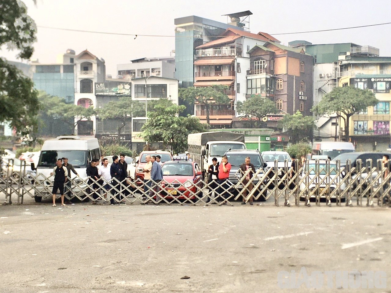 Nhiều chủ xe cho biết, ngay trong tối qua (9/3) sau khi đọc được th&ocirc;ng tin, Cục Đăng kiểm VN cho biết sẽ mở lại 2 trung t&acirc;m đăng kiểm 2903S v&agrave; 2914D trong ng&agrave;y 10/3, họ đ&atilde; nhanh ch&oacute;ng di chuyển đến ph&iacute;a trước cổng trung t&acirc;m để ngủ qua đ&ecirc;m chờ đến s&aacute;ng h&ocirc;m sau, với hi vọng được sớm kiểm định xe
