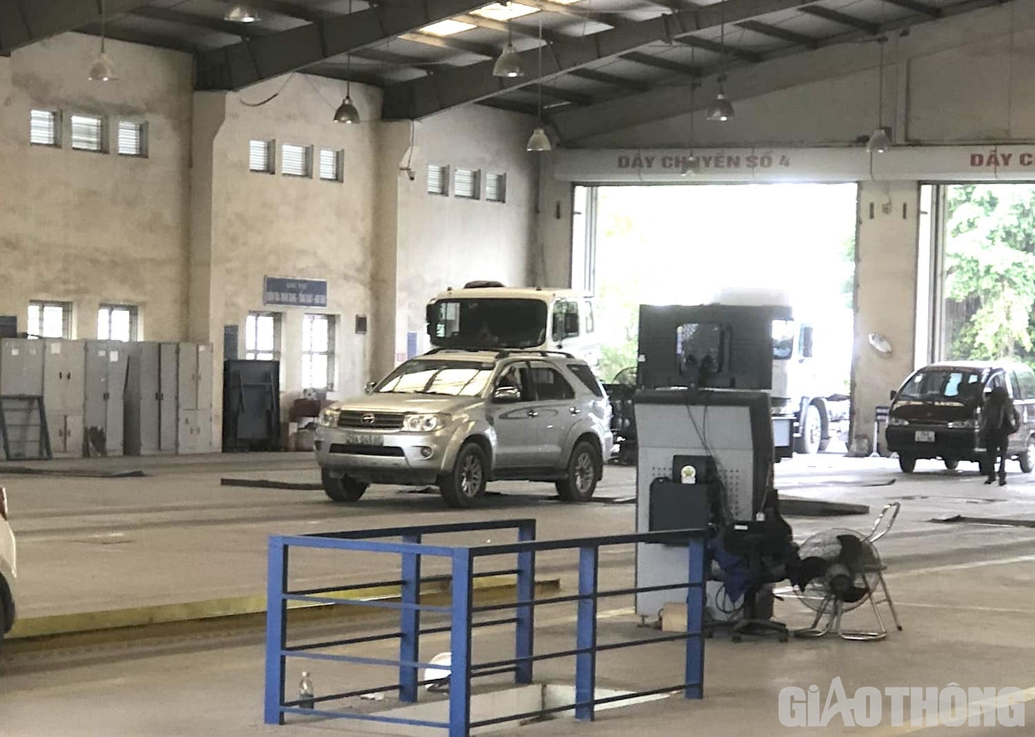 Trước nhu cầu kiểm định xe của người d&acirc;n lớn, c&aacute;c đăng kiểm vi&ecirc;n đ&atilde; l&agrave;m việc kh&ocirc;ng ngừng nghỉ, theo ghi nhận của PV, khoảng 12h, c&aacute;c trung t&acirc;m đăng kiểm mới bắt đầu nghỉ trưa