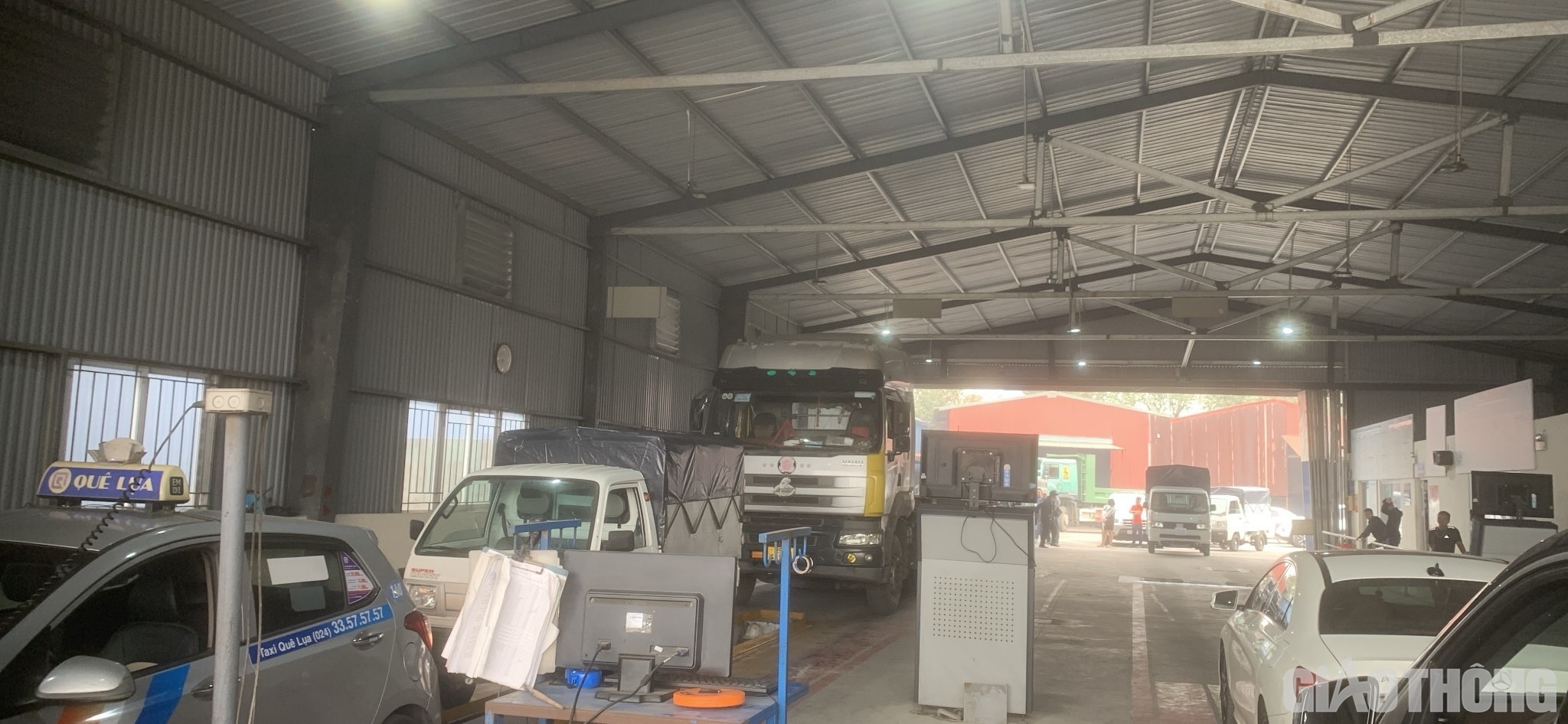 Khoảng 9h15 s&aacute;ng 10/3, hai trung t&acirc;m đăng kiểm 2903S (số 3 L&ecirc; Quang Đạo, Nam Từ Li&ecirc;m) v&agrave; 2914D (cụm c&ocirc;ng nghiệp Thanh Oai) ở H&agrave; Nội ch&iacute;nh thức mở cửa trở lại sau thời gian tạm dừng hoạt động