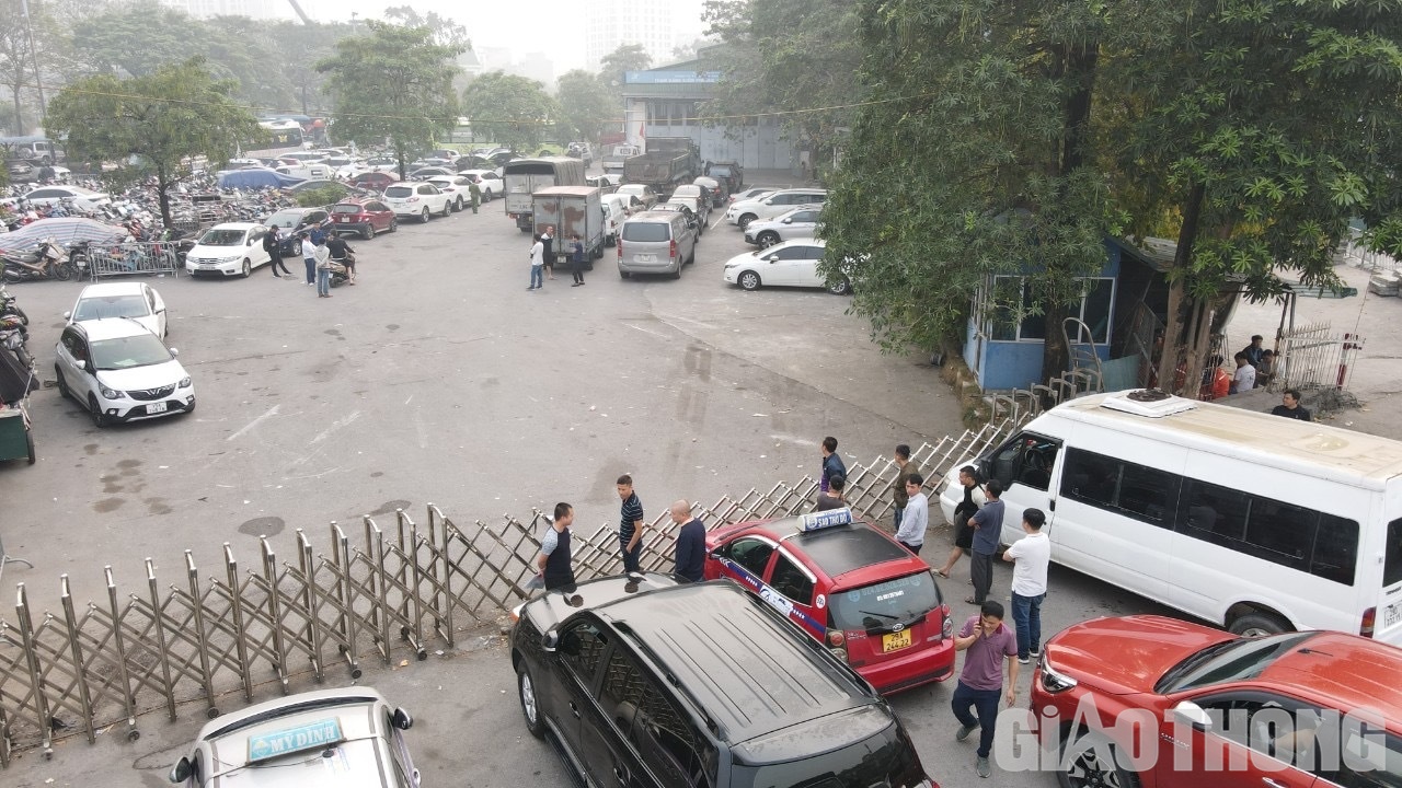 Anh Nguyễn Hải (tr&uacute; tại Đan Phượng) cho biết, tối 9/3, khi đang xếp h&agrave;ng tại trạm 2908D (Ho&agrave;i Đức, H&agrave; Nội) nhưng ở ph&iacute;a cuối h&agrave;ng, đọc được th&ocirc;ng tin trung t&acirc;m 2903S sẽ mở cửa hoạt động v&agrave;o h&ocirc;m nay n&ecirc;n nhanh ch&oacute;ng quay đầu xe về chờ ph&iacute;a trước đơn vị đăng kiểm n&agrave;y. Nhờ thế, &ocirc; t&ocirc; của anh Chung đ&atilde; ho&agrave;n th&agrave;nh thủ tục đăng kiểm v&agrave; được ph&aacute;t phiếu kiểm định ngay trong ng&agrave;y 10/3