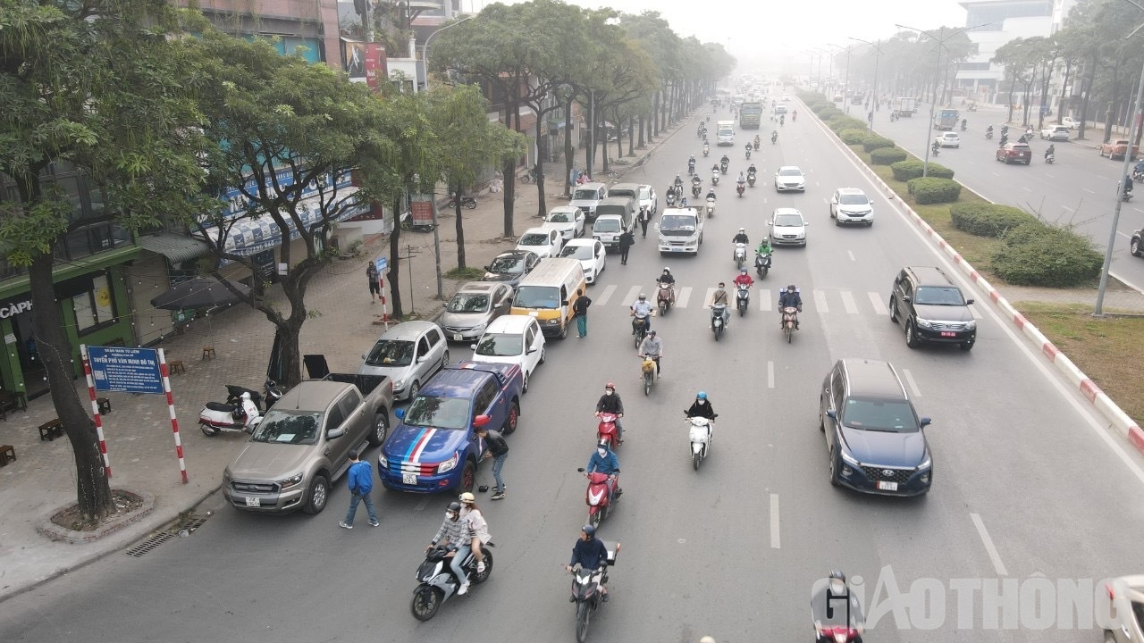 Trong khi đ&oacute;, anh Nguyễn Ho&agrave; (tr&uacute; tại H&agrave; Đ&ocirc;ng) cho biết, anh đến chờ ph&iacute;a trước trung t&acirc;m đăng kiểm 2903S l&uacute;c 1h s&aacute;ng, tuy nhi&ecirc;n đ&atilde; c&oacute; khoảng 20 xe xếp h&agrave;ng chờ. &ldquo;D&ugrave; vậy, t&ocirc;i vẫn thấy may mắn, với t&igrave;nh h&igrave;nh n&agrave;y, chắc chắn h&ocirc;m nay, &ocirc; t&ocirc; của t&ocirc;i sẽ được đăng kiểm&rdquo;, anh Ho&agrave; n&oacute;i v&agrave; cho biết, &ocirc; t&ocirc; của gia đ&igrave;nh anh đ&atilde; hết hạn từ mấy h&ocirc;m trước do khi đang xếp h&agrave;ng chờ kiểm định ở trung t&acirc;m 2903V th&igrave; bất ngờ trung t&acirc;m th&ocirc;ng b&aacute;o đ&oacute;ng cửa