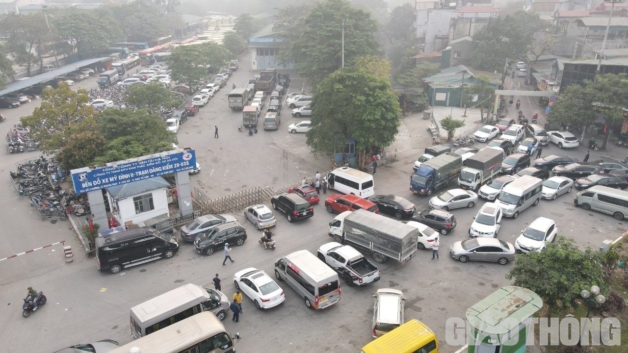 &ldquo;C&aacute;c đăng kiểm vi&ecirc;n v&agrave; nh&acirc;n vi&ecirc;n nghiệp vụ sẽ cố gắng mỗi ng&agrave;y kiểm định được tối đa số xe kiểm định cho người d&acirc;n, nhưng dự kiến trước 19h30 mỗi ng&agrave;y xong c&aacute;c c&ocirc;ng việc để nh&acirc;n lực được nghỉ ngơi, giữ sức khoẻ cho những ng&agrave;y l&agrave;m việc sau đ&oacute;&rdquo;, l&atilde;nh đạo Trung t&acirc;m đăng kiểm 2914D n&oacute;i