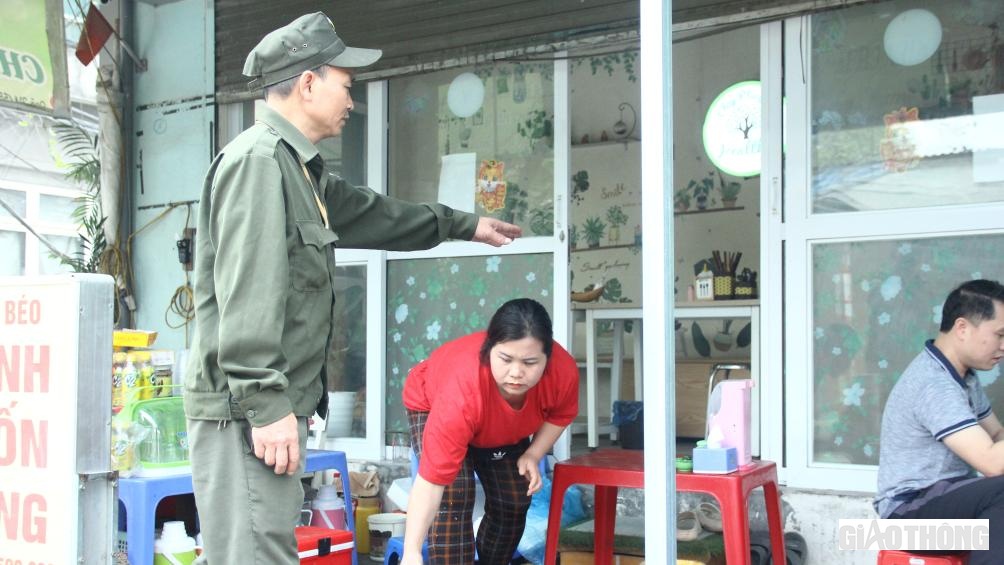 Tại một qu&aacute;n ăn ở ng&otilde; 214 Nguyễn Xiển, khi vừa nh&igrave;n thấy lực lượng chức năng th&igrave; chủ cửa h&agrave;ng đ&atilde; vội v&atilde; chạy thu dọn b&agrave;n ghế. Đồng thời, những vị kh&aacute;ch cũng b&ecirc; đồ ăn của m&igrave;nh chạy vội v&agrave;o trong nh&agrave;.