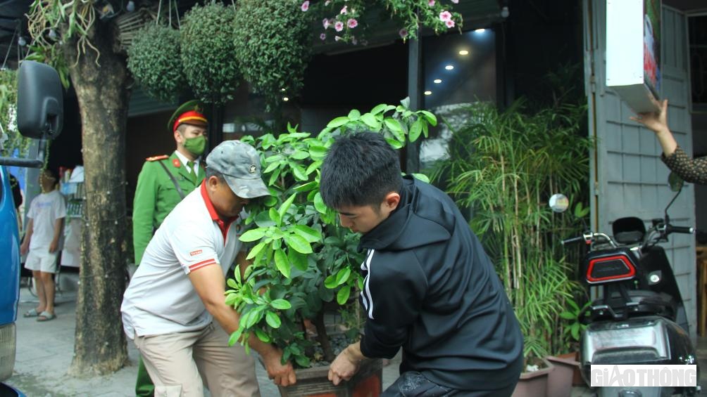 Theo ghi nhận của PV, cứ thấy tổ c&ocirc;ng t&aacute;c tới, người d&acirc;n mới vội v&atilde; thu dọn c&aacute;c đồ vật, c&acirc;y cối lấn chiếm vỉa h&egrave; v&agrave;o trong nh&agrave;.