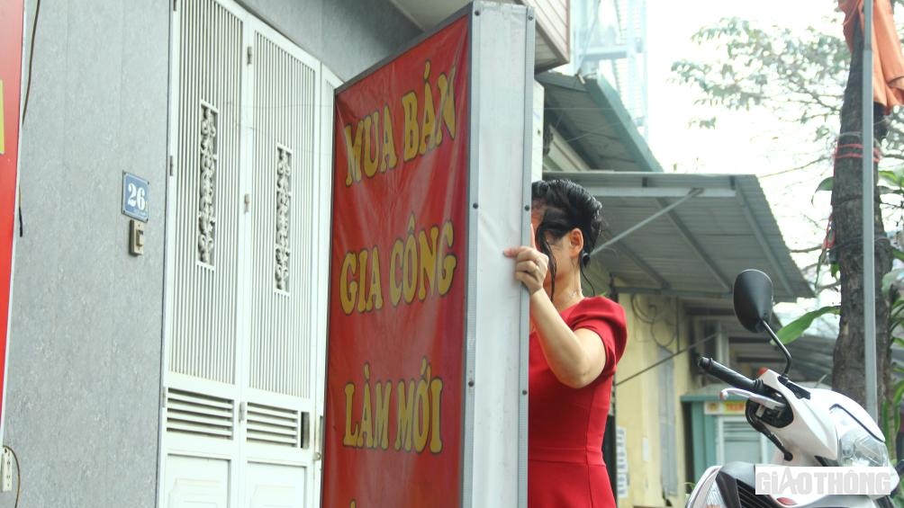 Người d&acirc;n vội v&agrave;ng b&ecirc; biển "chạy" lực lượng chức năng.