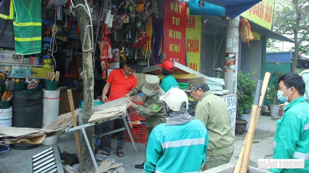 Lực lượng chức năng buộc phải th&aacute;o dỡ những vi phạm cố t&igrave;nh t&aacute;i lấn chiếm.