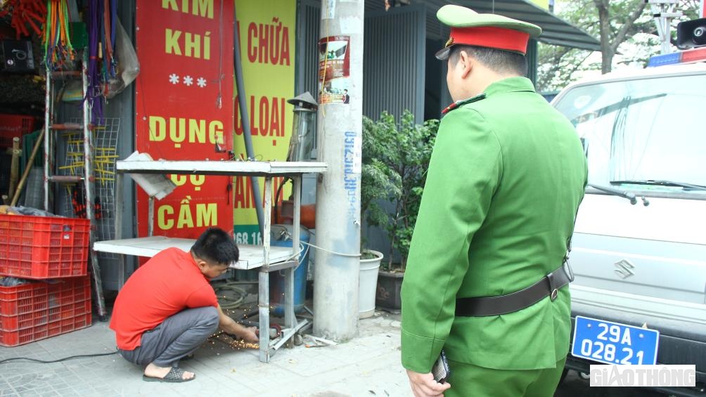 Một số người d&acirc;n xin tự nguyện th&aacute;o dỡ vi phạm.