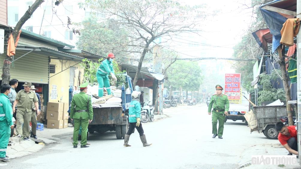 Ng&agrave;y 10-11/3, đi c&ugrave;ng tổ tuần tra của phường Hạ Đ&igrave;nh, quận Thanh Xu&acirc;n (H&agrave; Nội), PV B&aacute;o Giao th&ocirc;ng đ&atilde; ghi nhận việc ki&ecirc;n quyết xử l&yacute; c&aacute;c vi phạm vỉa h&egrave;.