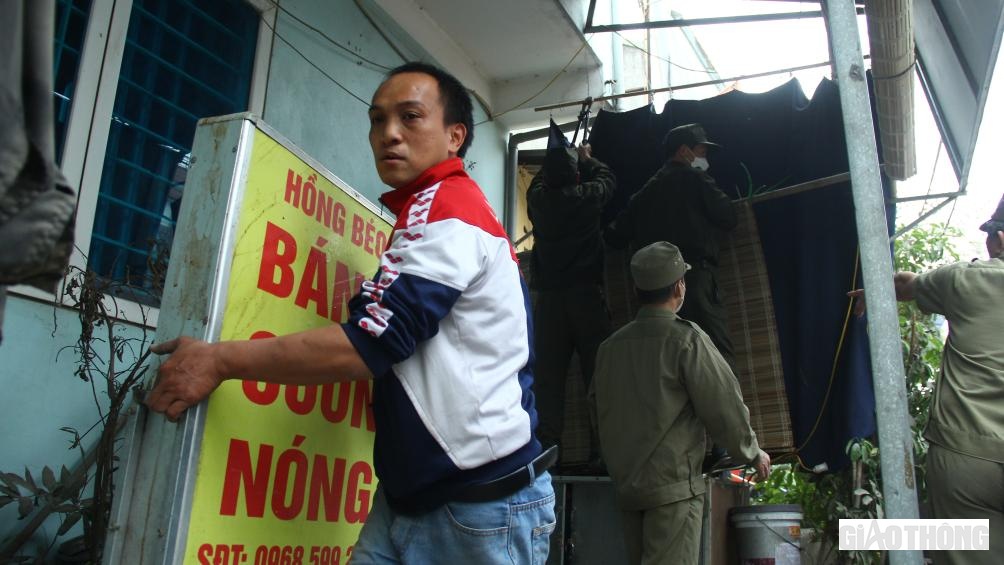 Đến chiều c&ugrave;ng ng&agrave;y, tổ c&ocirc;ng t&aacute;c tiếp tục đi tuần tra, xử l&yacute; nhưng kh&ocirc;ng c&ograve;n nhiều vi phạm.