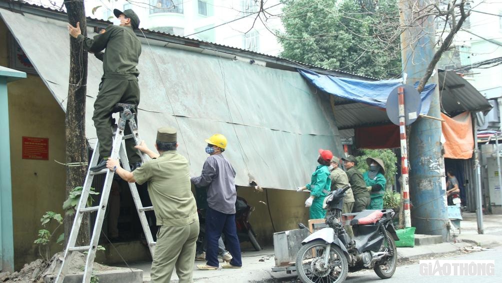 Tổ c&ocirc;ng t&aacute;c ki&ecirc;n quyết xử l&yacute;, th&aacute;o dỡ lều bạt chăng tr&ecirc;n vỉa h&egrave;, đảm bảo mỹ quan đ&ocirc; thị.