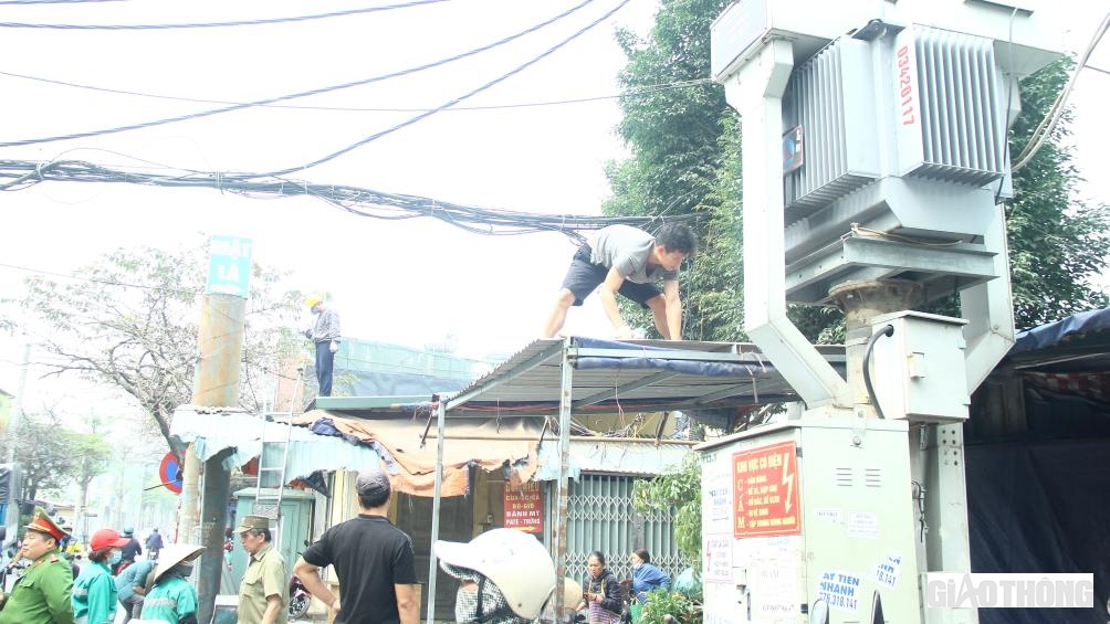 Ng&agrave;y 9/3, Chủ tịch UBND th&agrave;nh phố H&agrave; Nội Trần Sỹ Thanh đ&atilde; c&oacute; chỉ đạo về việc tăng cường kiểm tra, quản l&yacute; sử dụng h&egrave; phố, l&ograve;ng đường. Theo đ&oacute;, UBND th&agrave;nh phố H&agrave; Nội c&ocirc;ng khai th&ocirc;ng tin c&aacute;c Chủ tịch UBND quận, huyện, thị x&atilde;; Chủ tịch UBND x&atilde;, phường, thị trấn để xảy ra nhiều vi phạm về trật tự h&egrave; phố, l&ograve;ng đường tr&ecirc;n địa b&agrave;n tại c&aacute;c cuộc họp b&aacute;o của UBND th&agrave;nh phố h&agrave;ng th&aacute;ng.
