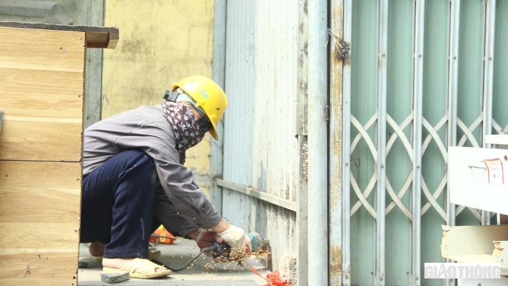 Đối với những l&aacute;n tạm lấn chiếm vỉa h&egrave; được h&agrave;n khung th&eacute;p, tổ c&ocirc;ng t&aacute;c đ&atilde; huy động nh&acirc;n lực c&ugrave;ng trang bị để cắt, thu giữ.
