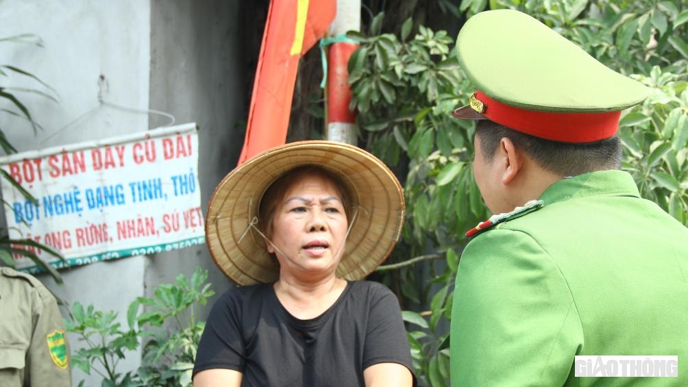 Vừa cưỡng chế th&aacute;o dỡ vi phạm, lực lượng chức năng vừa tuy&ecirc;n truyền để người d&acirc;n hiểu việc lấn chiếm vỉa h&egrave; l&agrave; chiếm dụng kh&ocirc;ng gian chung, l&agrave;m ảnh hưởng mỹ quan đ&ocirc; thị, g&acirc;y mất ATGT, để từ đ&oacute; người d&acirc;n kh&ocirc;ng t&aacute;i phạm.