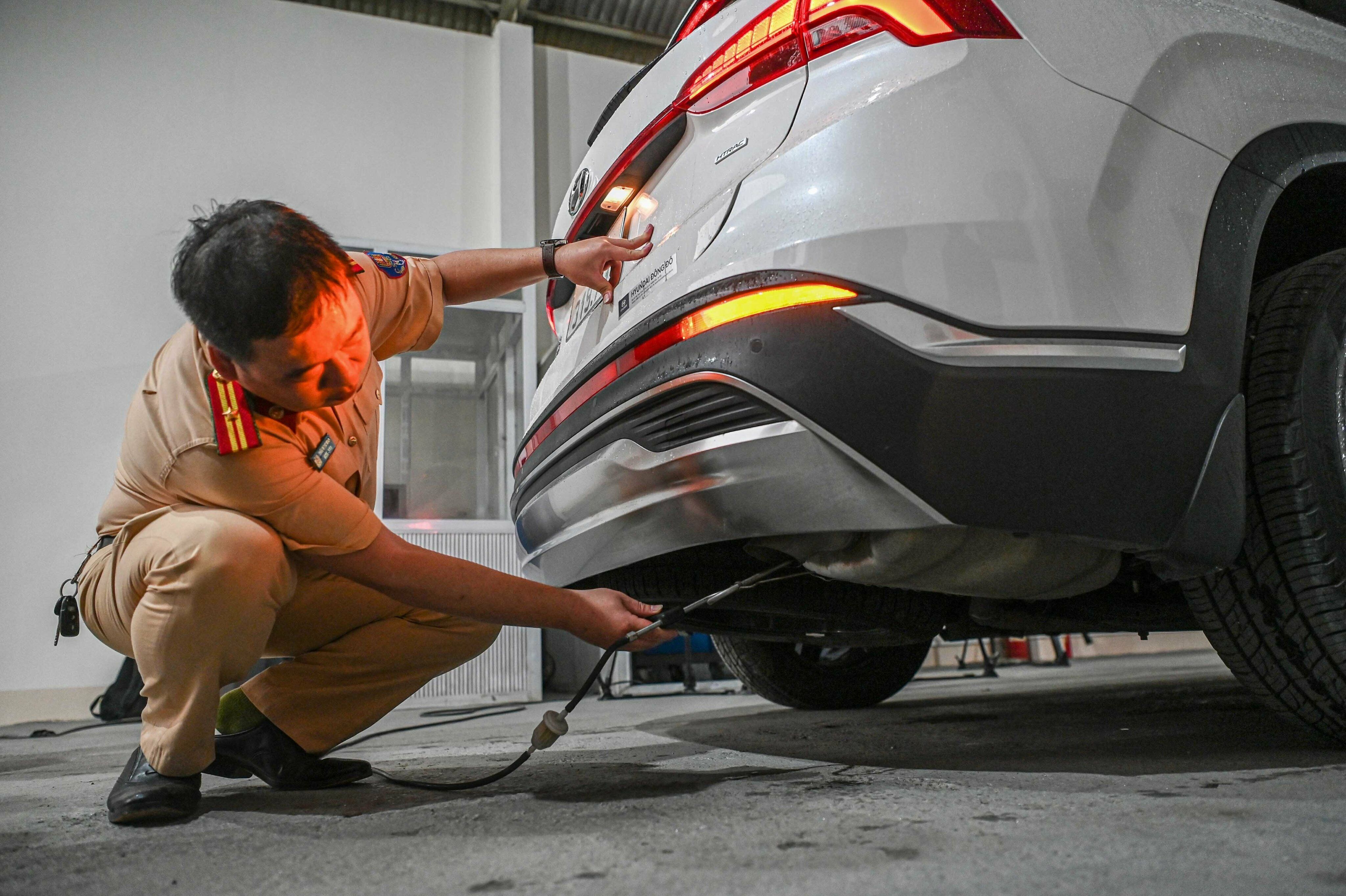Ng&agrave;y 11/3, Bộ C&ocirc;ng an bắt đầu tăng cường lực lượng tới c&aacute;c trung t&acirc;m đăng kiểm của Bộ GTVT nhằm giải quyết t&igrave;nh trạng qu&aacute; tải.