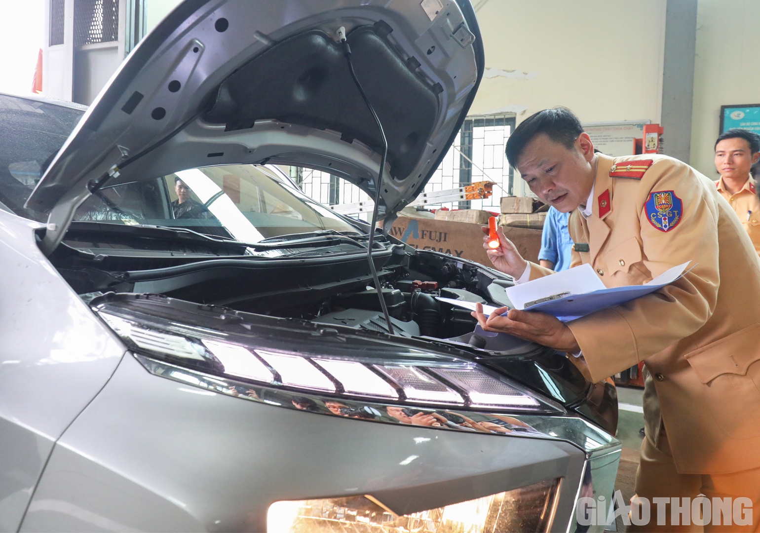 Tại Trung t&acirc;m đăng kiểm 2903S (đường L&ecirc; Quang Đạo) khoảng 14h15, 4 c&aacute;n bộ, chiến sỹ CSGT đ&atilde; c&oacute; mặt phối hợp c&ugrave;ng c&aacute;c đăng kiểm vi&ecirc;n tại đ&acirc;y vận h&agrave;nh 2 d&acirc;y chuyền kiểm định