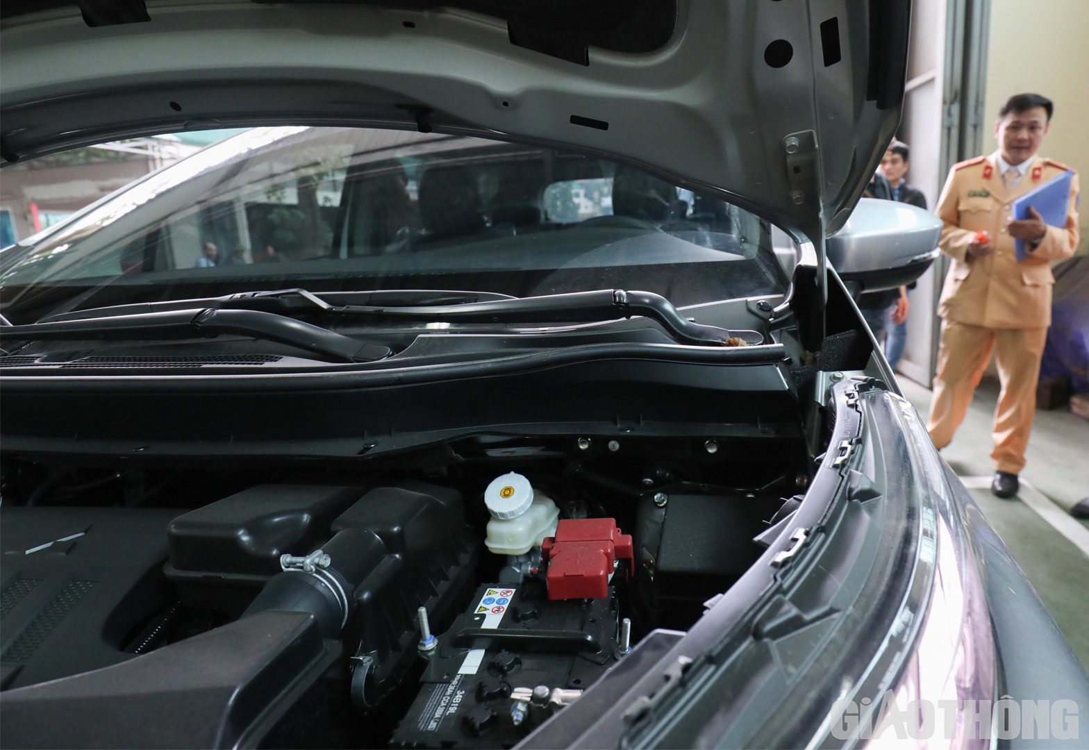 Ngo&agrave;i ra, c&aacute;c trung t&acirc;m đăng kiểm tại TP. HCM cũng nhận được hỗ trợ từ 20 c&aacute;n bộ, chiến sỹ CSGT c&ugrave;ng tham gia thực hiện kiểm định xe