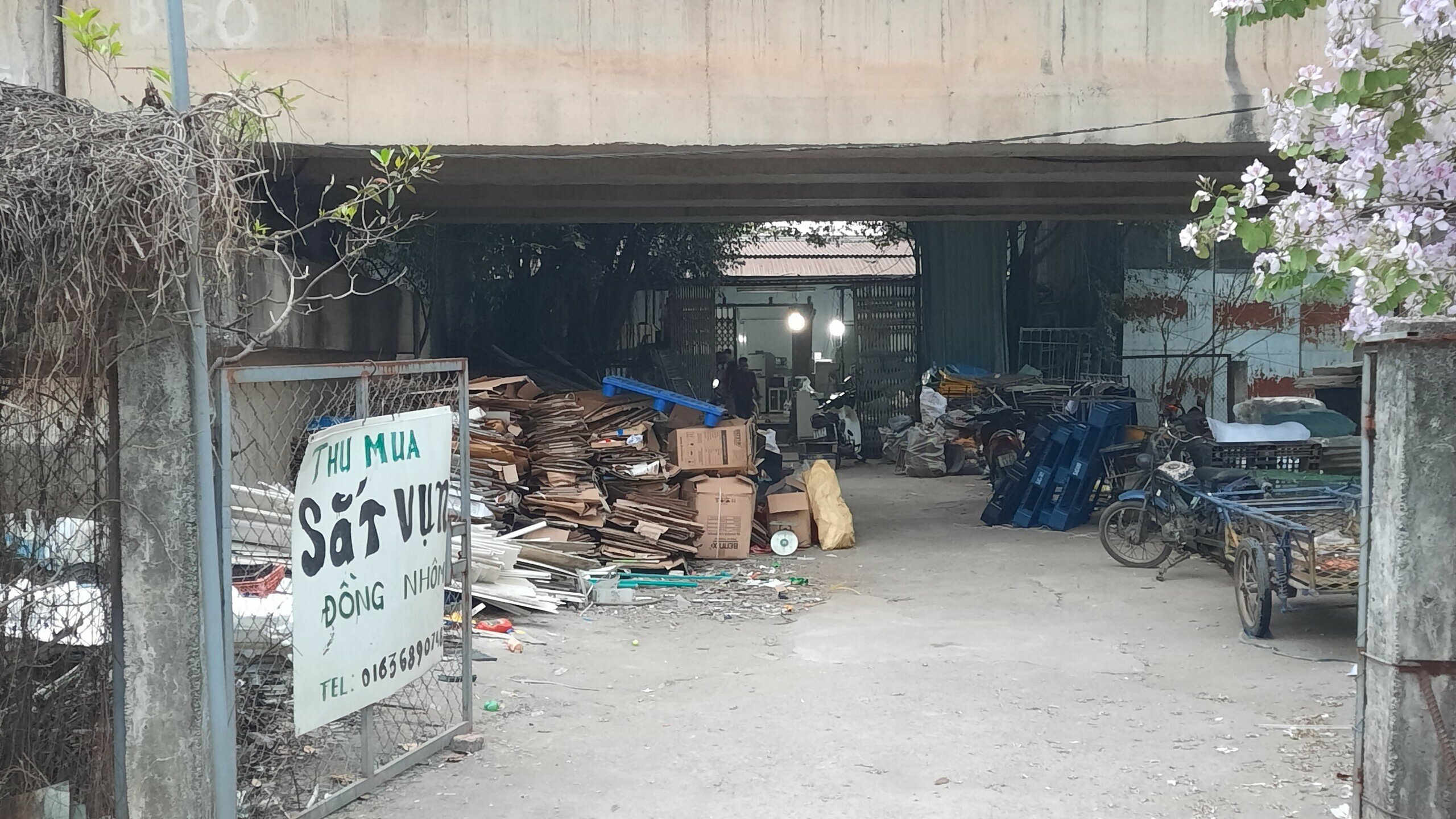 Nhiều vật liệu dễ cháy như nhựa, giấy cũng được tập kết dưới gầm cầu khiến nguy cơ hỏa hoạn có thể xảy ra bất cứ lúc nào.