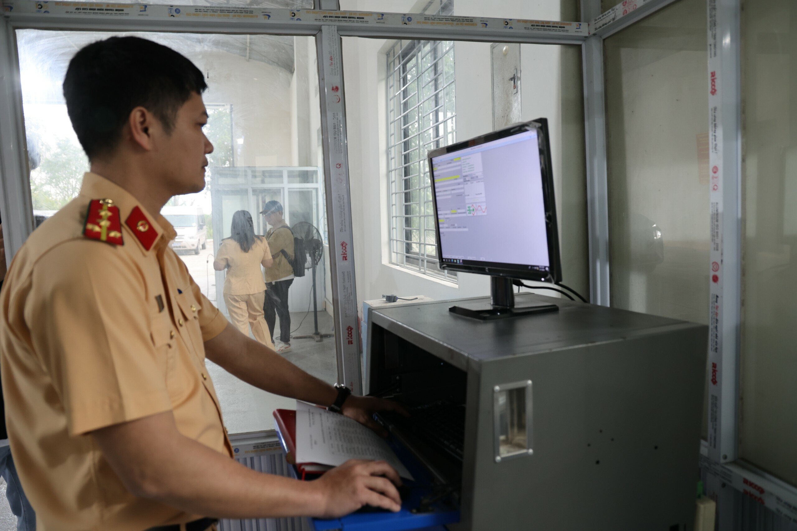 &ldquo;Ch&uacute;ng t&ocirc;i đ&atilde; phối hợp c&ugrave;ng Cục Đăng kiểm Việt Nam khảo s&aacute;t xuy&ecirc;n đ&ecirc;m, đến 0h s&aacute;ng nay đ&atilde; tạo được sự kết nối v&agrave; đồng nhất cơ sở dữ liệu của đăng kiểm với cơ sở dữ liệu tại cơ sở của CSGT để giải quyết trong thời gian sớm nhất nhu cầu của người d&acirc;n&rdquo;, Thiếu tướng L&ecirc; Xu&acirc;n Đức cho biết th&ecirc;m.