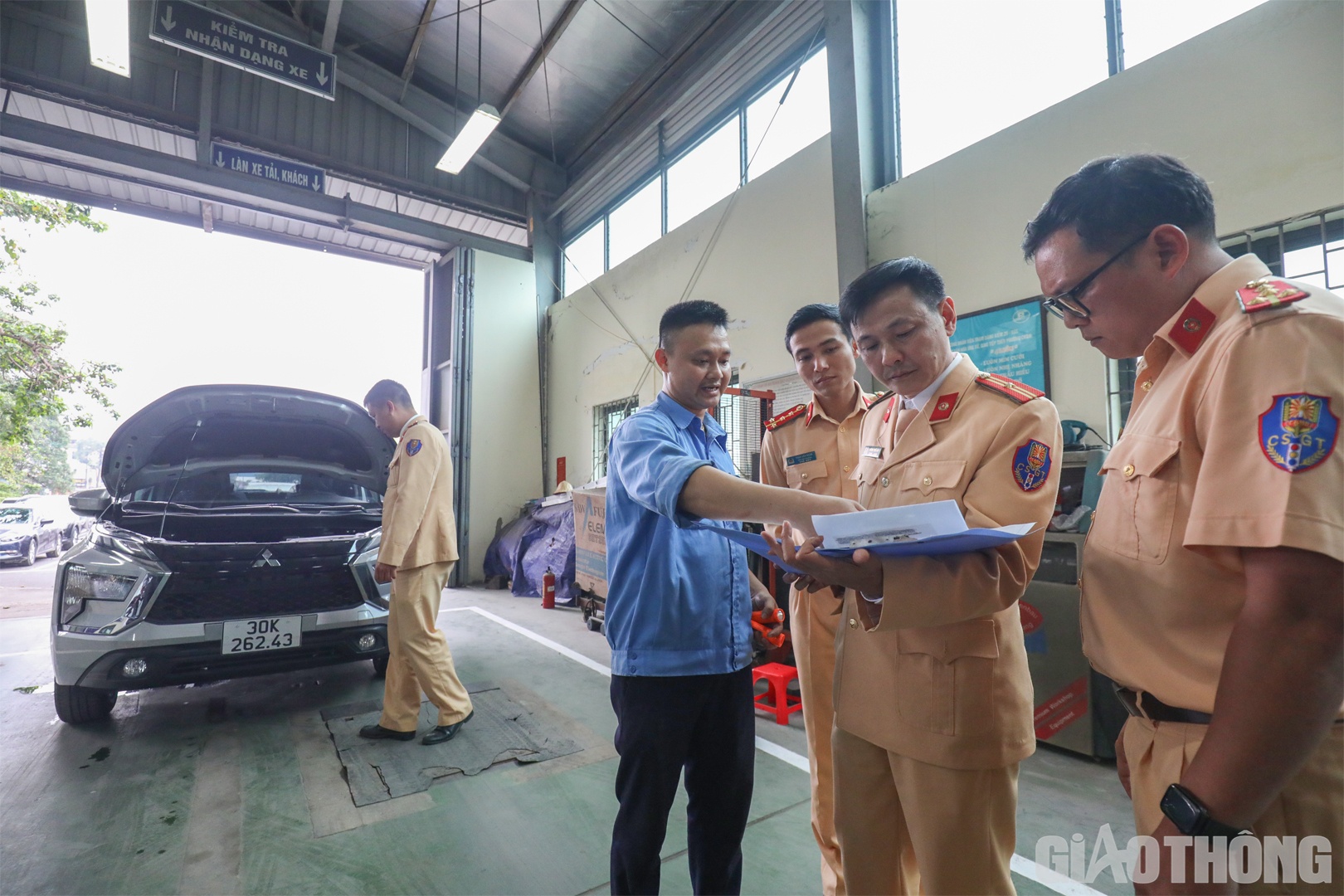 Chiều 11/3, sau lễ b&agrave;n giao tại Cục Đăng kiểm VN, c&aacute;c c&aacute;n bộ, chiến sỹ của Cục CSGT ngay lập tức được điều động về 5 trung t&acirc;m đăng kiểm tr&ecirc;n địa b&agrave;n H&agrave; Nội, phối hợp c&ugrave;ng c&aacute;c đăng kiểm vi&ecirc;n thực hiện c&ocirc;ng t&aacute;c kiểm định xe cho người d&acirc;n