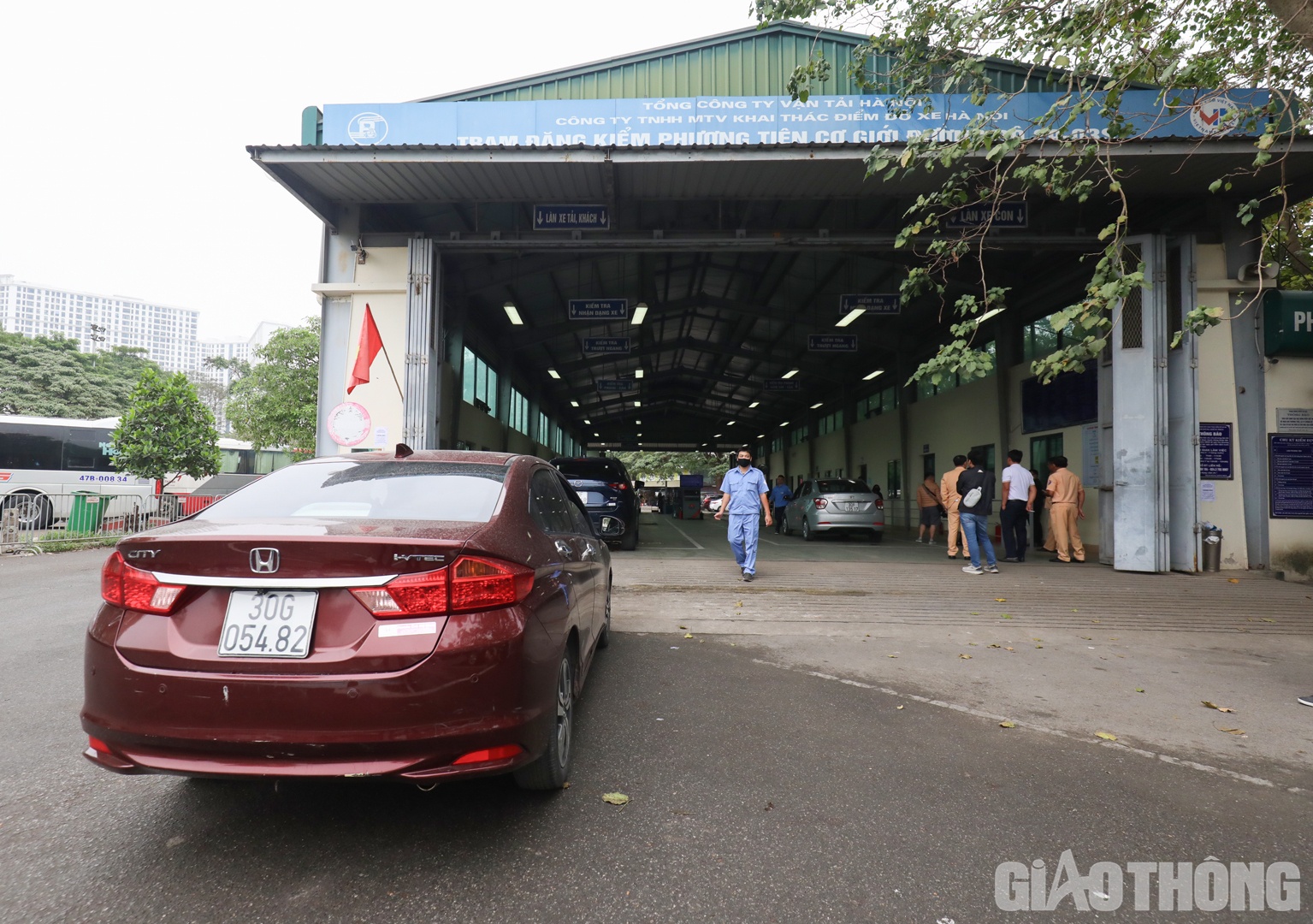 Trong khi đ&oacute;, anh Nguyễn Văn Nam (tr&uacute; tại quận Cầu Giấy) cho biết, trong bối cảnh đăng kiểm &ugrave;n tắc hiện nay, việc huy động lực lượng kiểm định xe của Bộ C&ocirc;ng an, Bộ Quốc ph&ograve;ng hỗ trợ c&aacute;c trung t&acirc;m đăng kiểm l&agrave; cần thiết v&agrave; cần được triển khai rộng r&atilde;i hơn