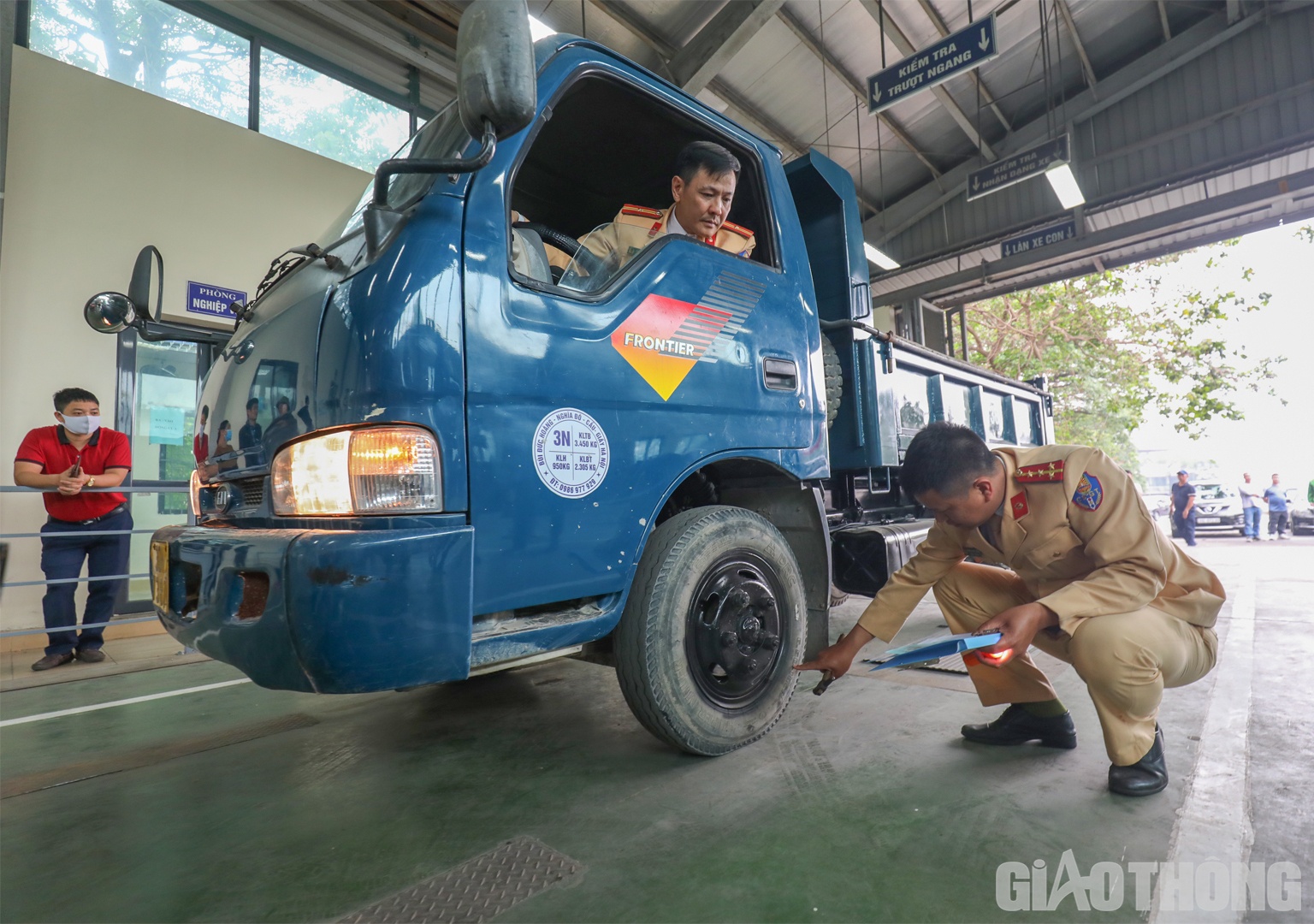Trong đ&oacute;, c&oacute; giải ph&aacute;p huy động lực lượng đăng kiểm vi&ecirc;n tại Bộ C&ocirc;ng an, Bộ Quốc ph&ograve;ng hỗ trợ cho c&aacute;c trung t&acirc;m đăng kiểm của ng&agrave;nh giao th&ocirc;ng