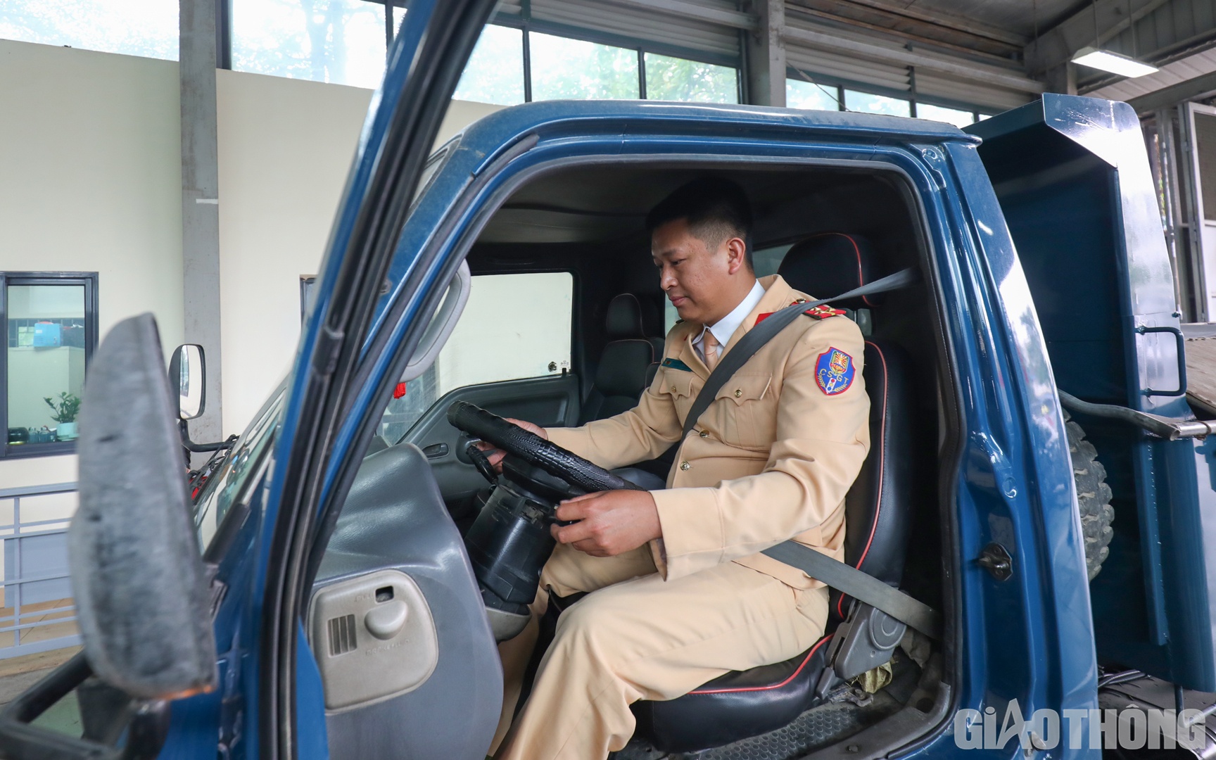 Song song với đ&oacute;, Bộ C&ocirc;ng an cũng đang tổ chức tập huấn 167 chiến sỹ v&agrave; huy động hạ tầng, nguồn lực hiện c&oacute; để c&ugrave;ng với lực lượng đăng kiểm của ng&agrave;nh giao th&ocirc;ng tập trung th&aacute;o gỡ &ugrave;n tắc đăng kiểm để hoạt động vận tải, đi lại của người d&acirc;n trở lại b&igrave;nh thường