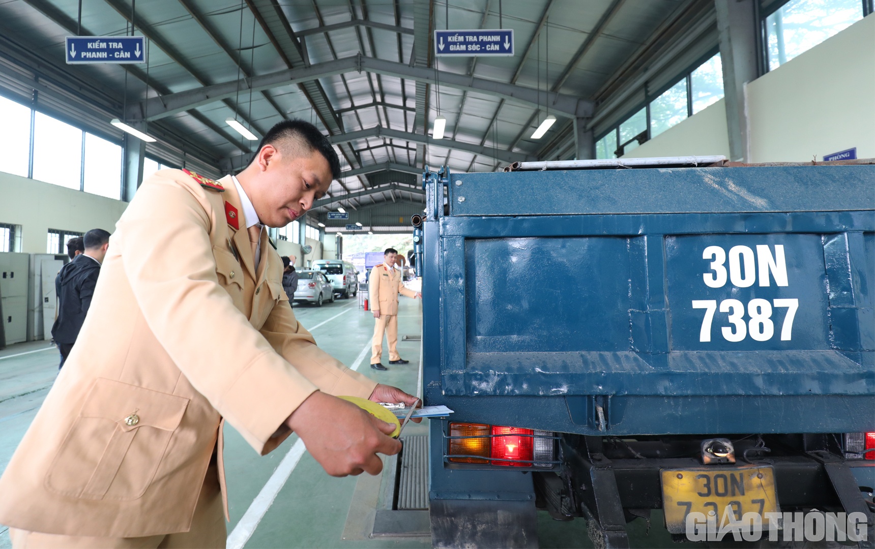 Cục trưởng Cục Đăng kiểm VN Nguyễn Chiến Thắng b&agrave;y tỏ mong muốn đo&agrave;n c&ocirc;ng t&aacute;c của Bộ C&ocirc;ng an phối hợp với lực lượng đăng kiểm vi&ecirc;n tại c&aacute;c trung t&acirc;m đăng kiểm nhanh ch&oacute;ng triển khai c&ocirc;ng việc, phục vụ nhu cầu ch&iacute;nh đ&aacute;ng của người d&acirc;n về kiểm định xe cơ giới