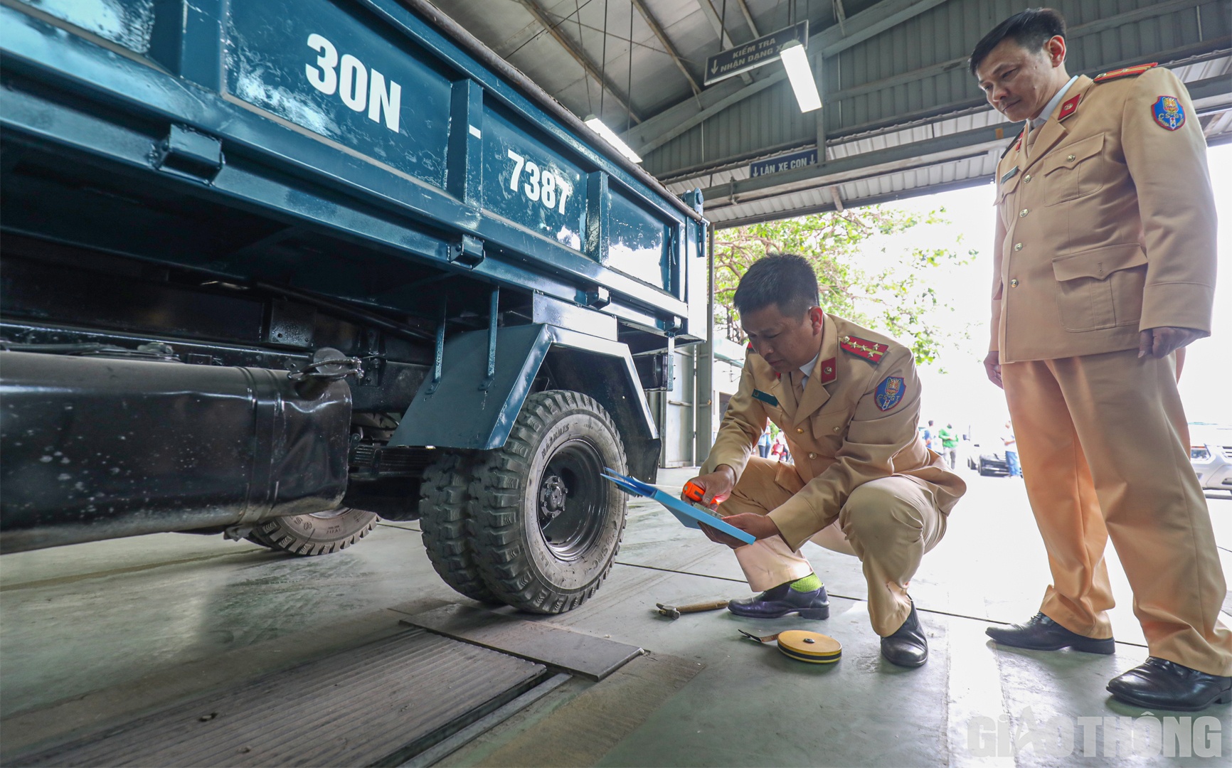 V&agrave;o tuần tới, 5 Trung t&acirc;m đăng kiểm c&ograve;n lại tại H&agrave; Nội gồm: 2901S, 2902V, 2903V, 3301S v&agrave; 2905V - CA sau khi đảm bảo đủ điều kiện hoạt động trở lại cũng sẽ được bổ sung lực lượng c&aacute;n bộ, chiến sỹ CSGT hỗ trợ ngay