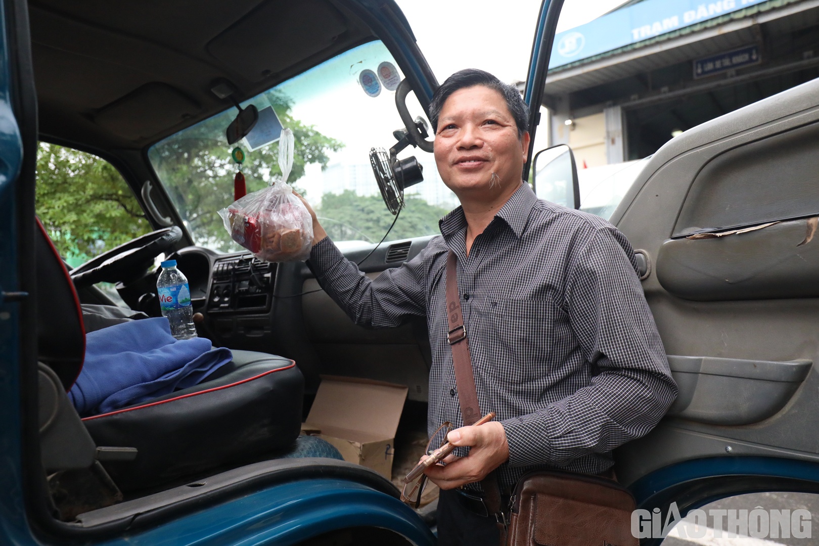 &Ocirc;ng Nguyễn Đ&igrave;nh Long (tr&uacute; tại Thanh Xu&acirc;n, H&agrave; Nội) sau 4 ng&agrave;y xếp h&agrave;ng chờ kiểm định tại 3 trung t&acirc;m đăng kiểm b&agrave;y tỏ vui mừng khi h&ocirc;m nay, &ocirc; t&ocirc; tải - "cần c&acirc;u cơm" của gia đ&igrave;nh đ&atilde; đến lượt kiểm định