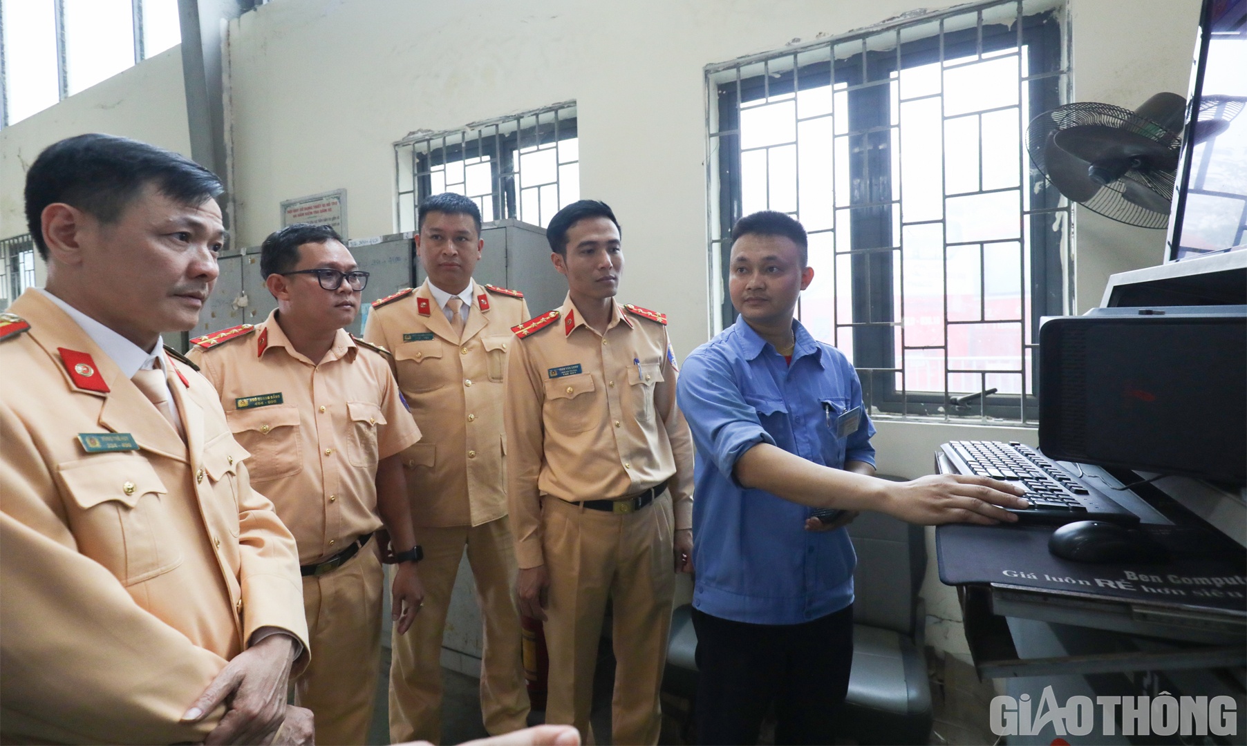 Chứng kiến lực lượng CSGT tham gia hỗ trợ kiểm định xe c&ugrave;ng đăng kiểm vi&ecirc;n, hầu hết người d&acirc;n đều phấn khởi, b&agrave;y tỏ sự ủng hộ khi c&aacute;c lực lượng phối hợp c&ugrave;ng nhau để th&aacute;o gỡ t&igrave;nh trạng &ugrave;n tắc đăng kiểm, tạo điều kiện để người d&acirc;n sớm kiểm định được phương tiện, đảm bảo đủ điều kiện lưu th&ocirc;ng tr&ecirc;n đường