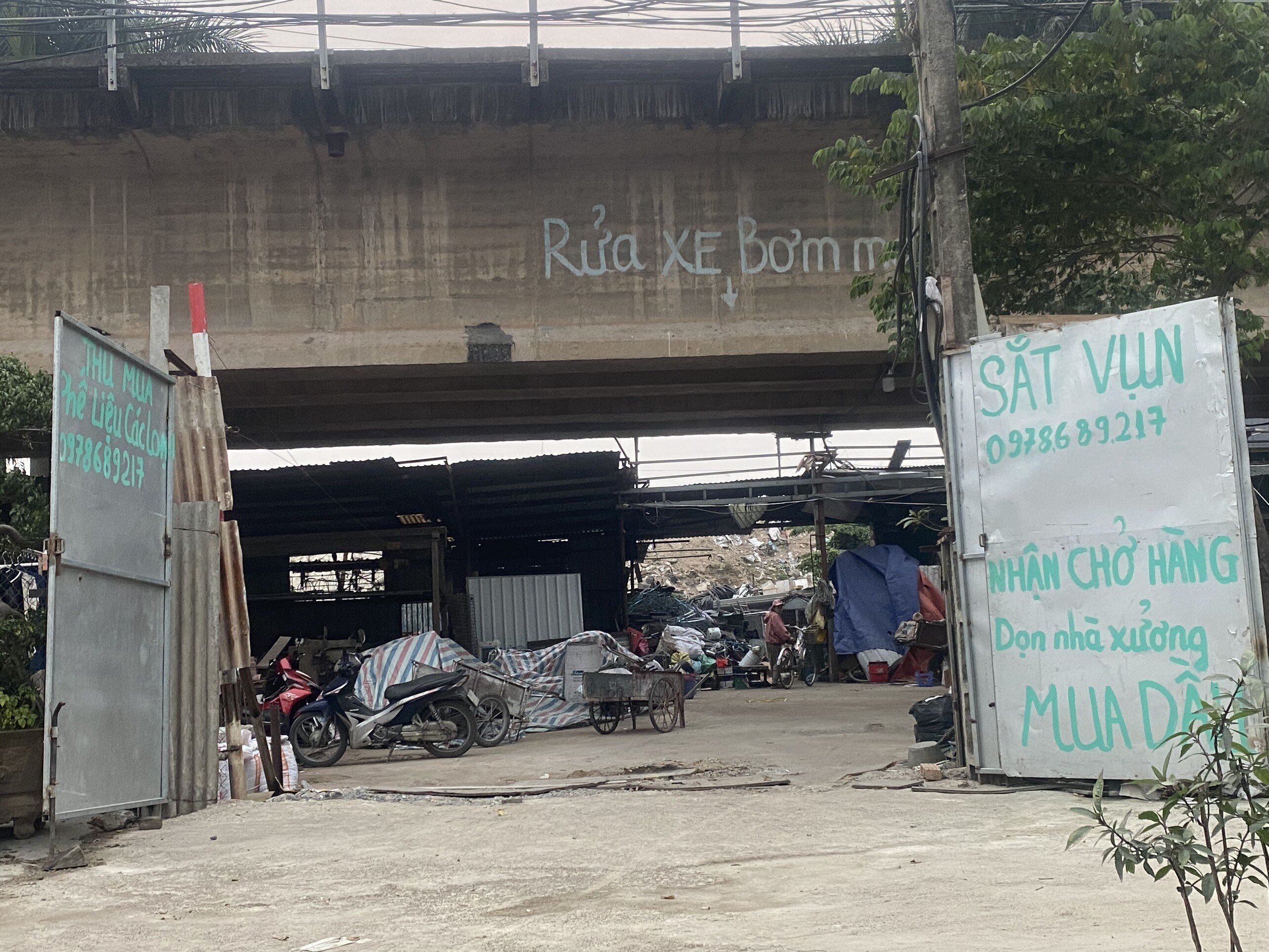 Nhưng sau gần 1 tháng, quay trở lại vị trí này, PV Báo Giao thông ghi nhận, gầm cầu đường sắt Bắc Hồng - Văn Điển lại bị tái lấn chiếm.