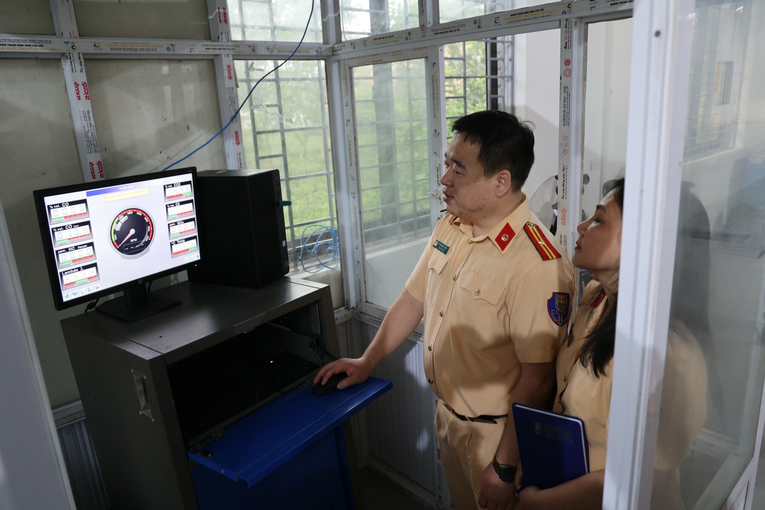 Thiếu tướng L&ecirc; Xu&acirc;n Đức, Ph&oacute; Cục trưởng Cục CSGT cho biết, thực hiện chỉ đạo của Bộ C&ocirc;ng an với phương ch&acirc;m "đ&acirc;u cần l&agrave; c&oacute;, đ&acirc;u kh&oacute; c&oacute; CSGT", Cục CSGT đ&atilde; ban h&agrave;nh kế hoạch tăng cường đăng kiểm vi&ecirc;n trong lực lượng C&ocirc;ng an nh&acirc;n d&acirc;n cho c&aacute;c trung t&acirc;m đăng kiểm bị qu&aacute; tải, trọng t&acirc;m ở hai th&agrave;nh phố lớn l&agrave; H&agrave; Nội v&agrave; TP. HCM.