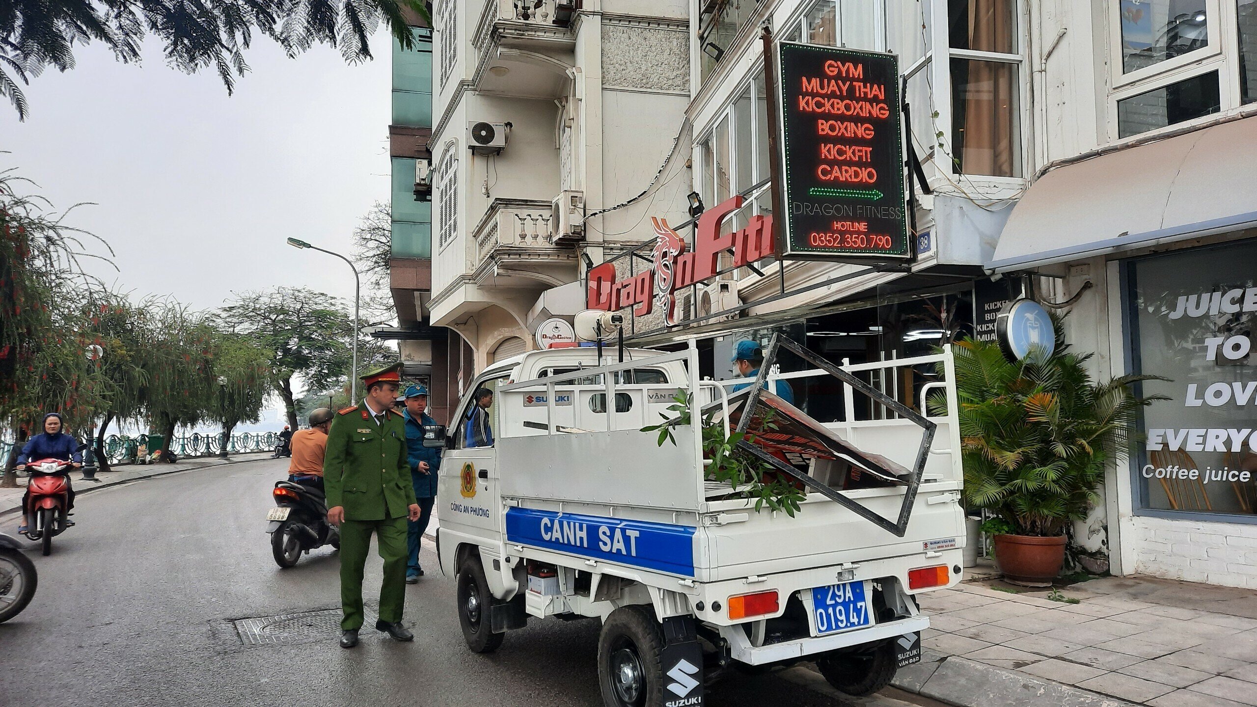 Ng&agrave;y 11/3, theo ch&acirc;n Tổ c&ocirc;ng t&aacute;c của C&ocirc;ng an phường  Quảng An v&agrave; Xu&acirc;n La (T&acirc;y Hồ) nhắc nhở, xử l&yacute; hiện tượng lấn chiếm vỉa h&egrave;, PV nhận thấy đa phần chủ cửa h&agrave;ng kinh doanh đ&atilde; chấp h&agrave;nh, tuy nhi&ecirc;n một số cửa h&agrave;ng kinh doanh vẫn vi phạm.