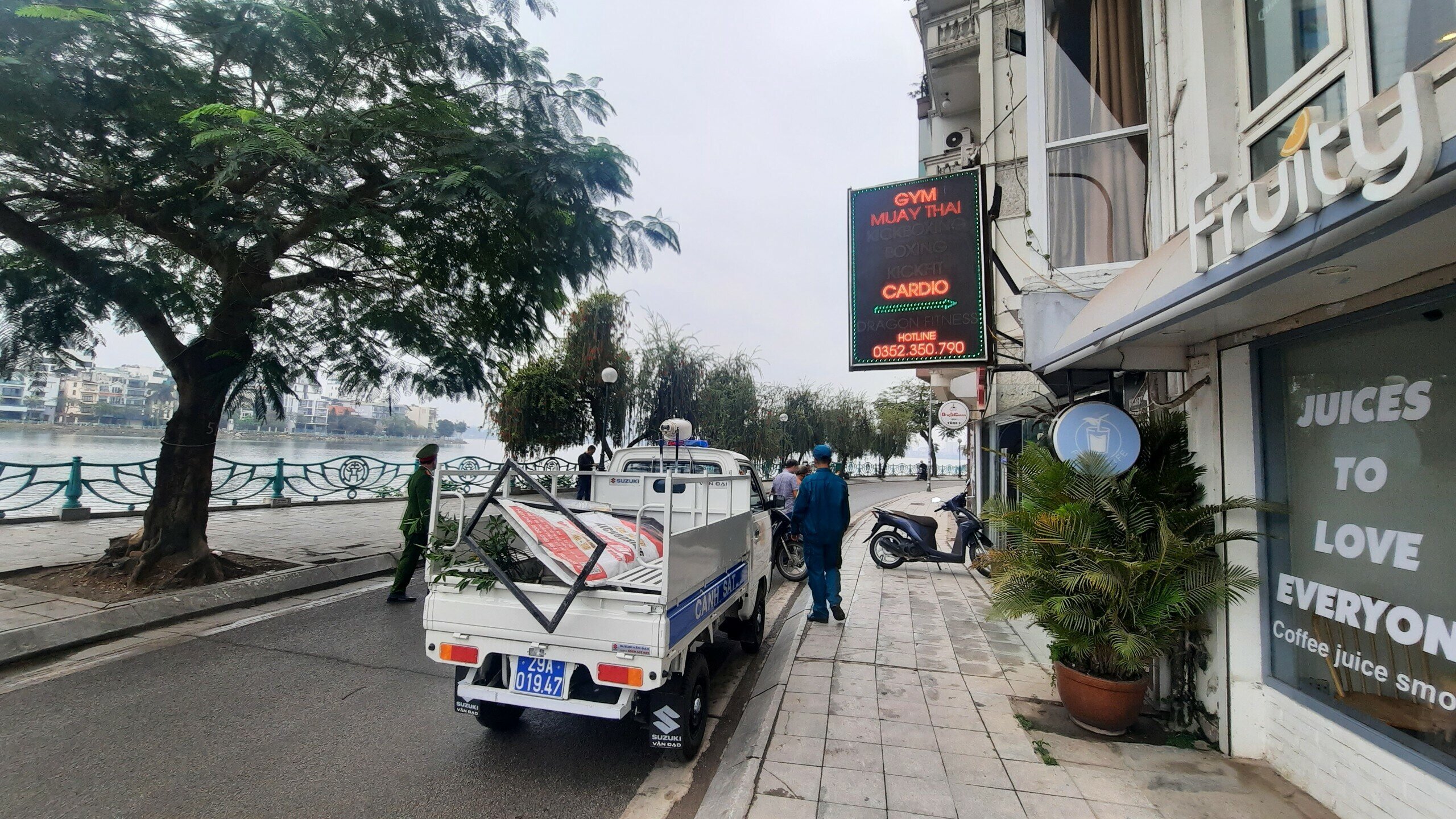 "Nếu hộ kinh doanh n&agrave;o được nhắc nhở m&agrave; vẫn cố t&igrave;nh thực hiện h&agrave;nh vi lấn chiếm vỉa h&egrave; th&igrave; ch&uacute;ng t&ocirc;i sẽ cương quyết xử l&yacute; nghi&ecirc;m", &ocirc;ng T&acirc;n n&oacute;i.