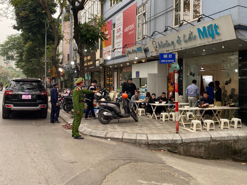 Tại những tuyến phố ở phường Xu&acirc;n La, lực lượng C&ocirc;ng an phường cũng li&ecirc;n tục tuần tra, nhắc nhở, xử l&yacute; những vi phạm trật tự vỉa h&egrave;, l&ograve;ng đường.