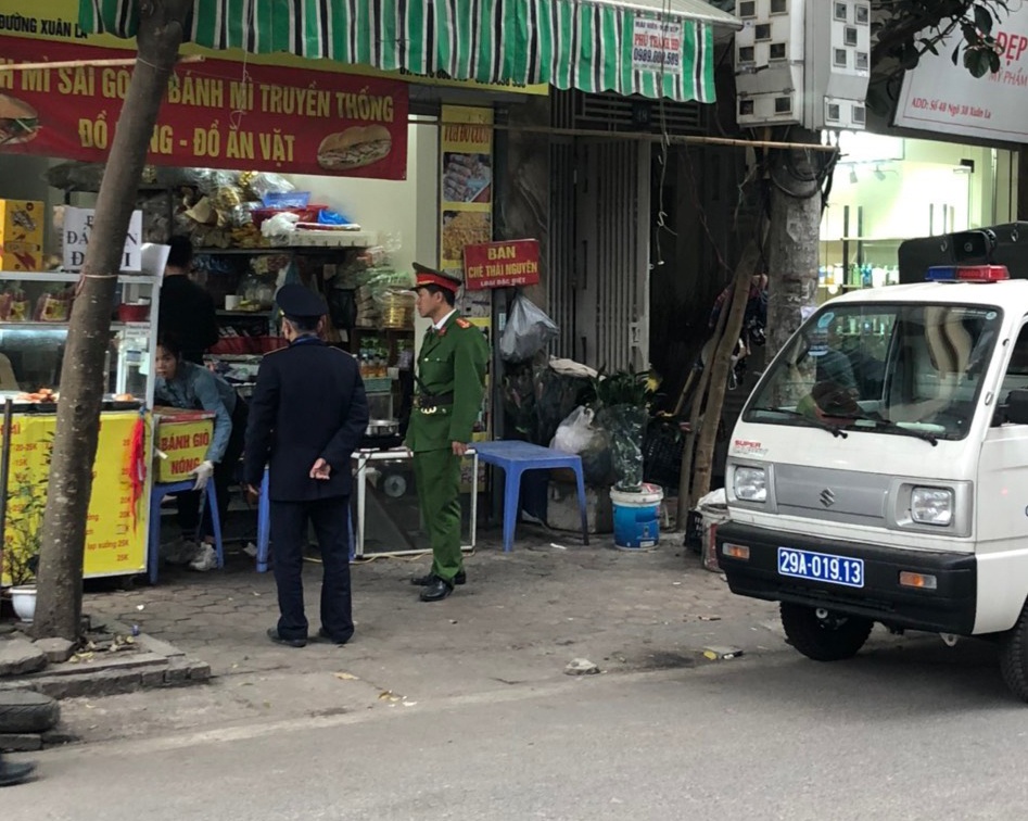 C&ocirc;ng an phường Xu&acirc;n La cho biết, từ ng&agrave;y 6/3 đến 11/3, đơn vị đ&atilde; xử phạt 43 trường hợp vi phạm vỉa h&egrave;, l&ograve;ng đường với tổng số tiền l&agrave; 44 triệu đồng.