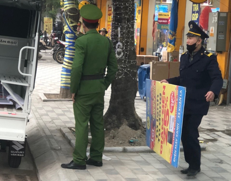 Ri&ecirc;ng h&agrave;nh vi lấn chiếm h&egrave; phố để kinh doanh l&agrave; 10 trường hợp với tổng số tiền l&agrave; 25 triệu đồng.