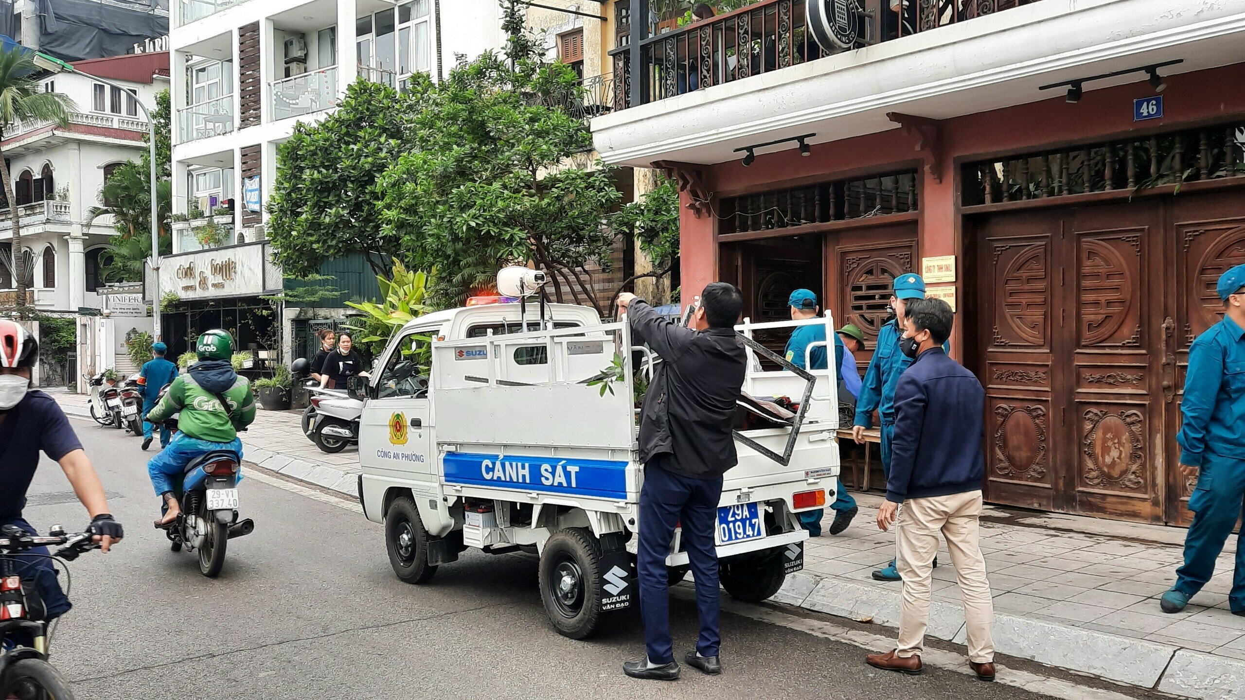 Tại phố Quảng An, Tổ c&ocirc;ng t&aacute;c C&ocirc;ng an phường Quảng An đ&atilde; xử l&yacute; v&agrave; nhắc nhở nhiều cửa h&agrave;ng vi phạm trật tự vỉa h&egrave;.