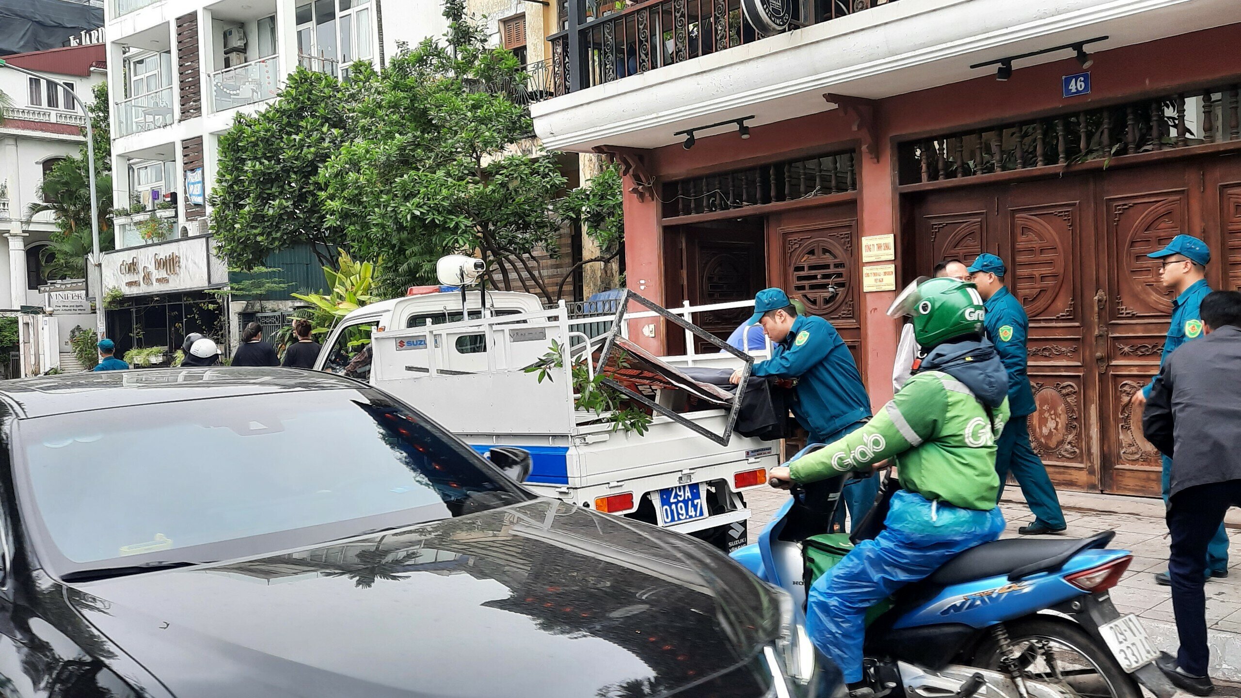 Tổ c&ocirc;ng t&aacute;c đ&atilde; thu giữ kh&ocirc;ng &iacute;t những biển quảng c&aacute;o lấn chiếm vỉa h&egrave;.
