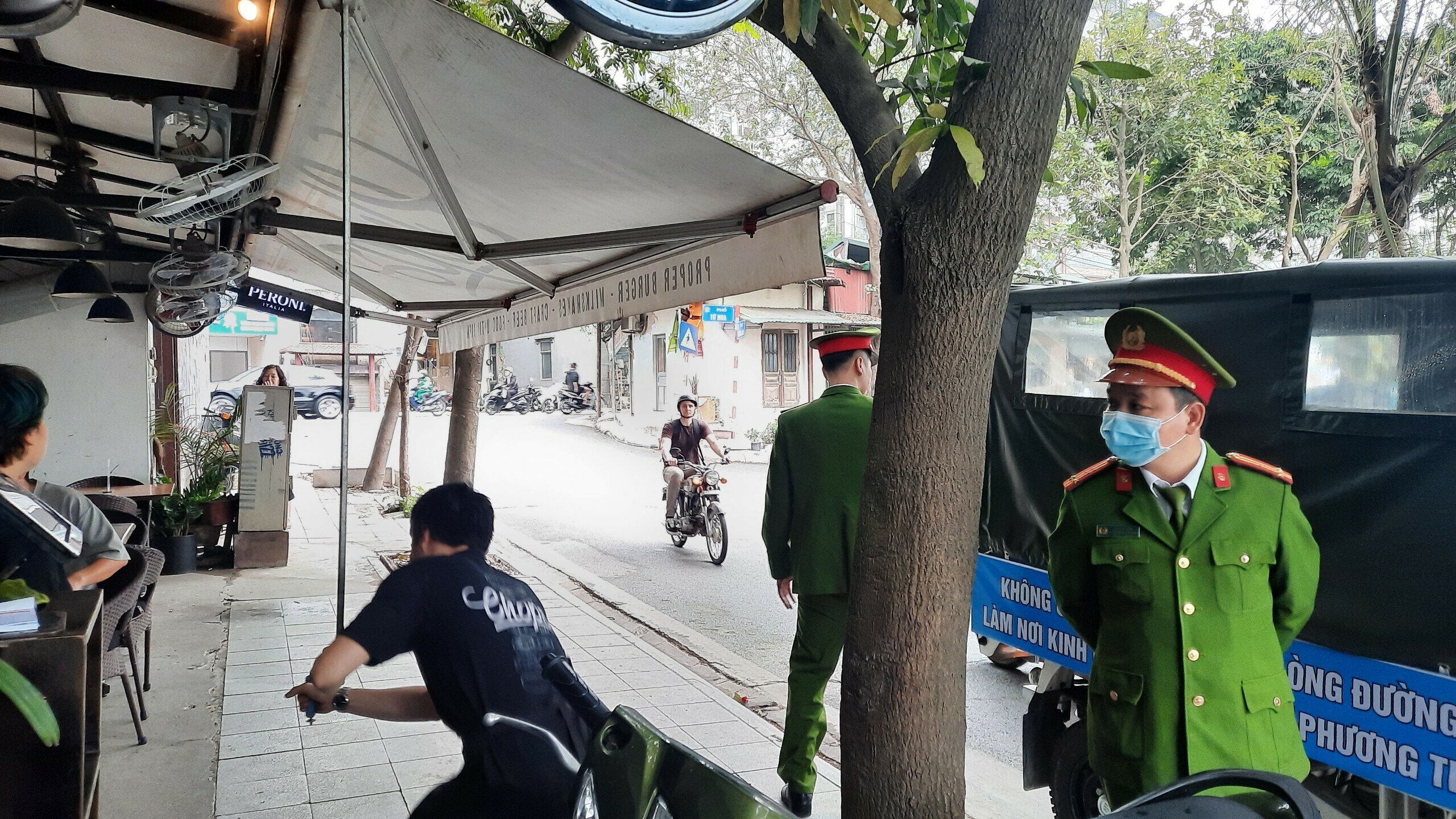 Những m&aacute;i che đua ra vỉa h&egrave; cũng được Tổ c&ocirc;ng t&aacute;c y&ecirc;u cầu chủ cơ sở kinh doanh tự th&aacute;o dỡ, nếu kh&ocirc;ng thực hiện sẽ bị thu giữ.