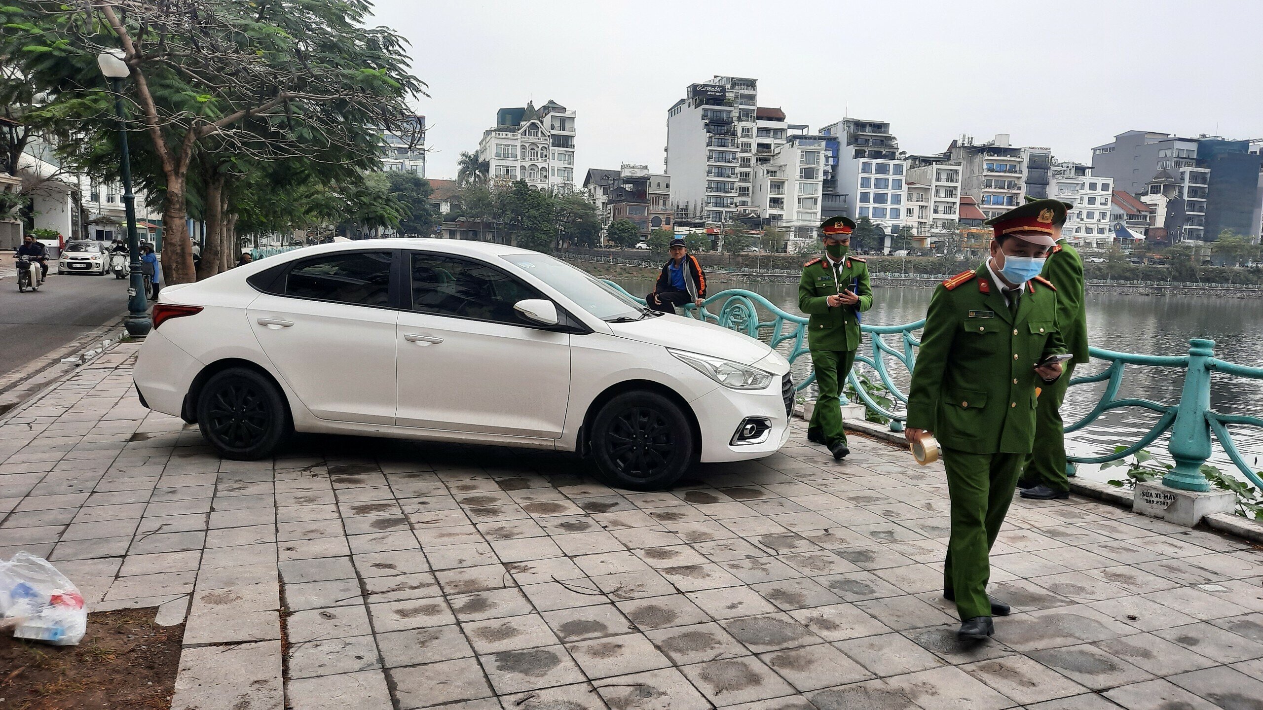 Kh&ocirc;ng &iacute;t xe &ocirc; t&ocirc; bị Tổ c&ocirc;ng t&aacute;c kh&oacute;a b&aacute;nh v&igrave; đỗ tr&ecirc;n vỉa h&egrave;, nhưng chủ phương tiện kh&ocirc;ng thực hiện di chuyển.