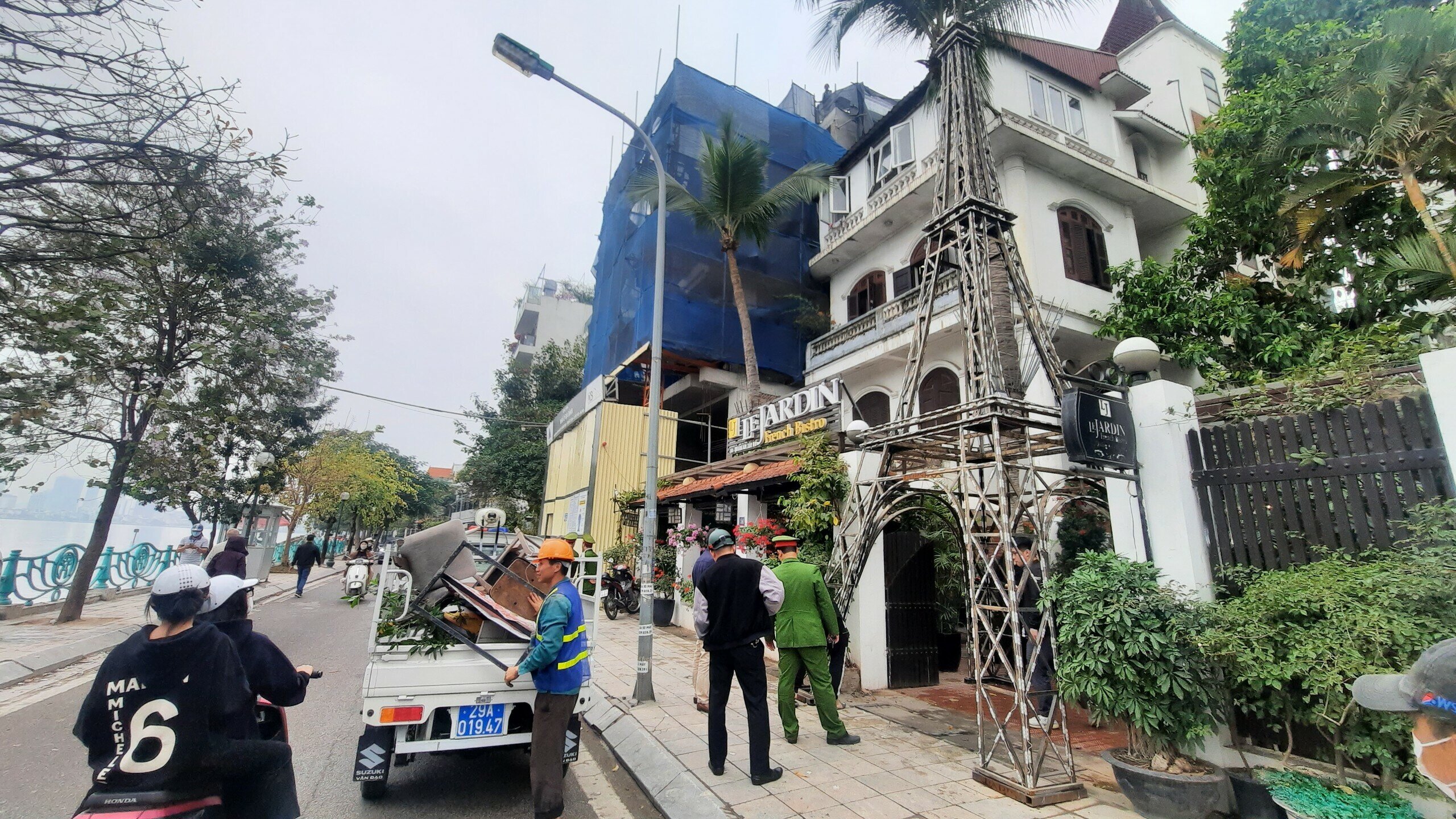 Đặc biệt trong qu&aacute; tr&igrave;nh xử l&yacute;, Tổ c&ocirc;ng t&aacute;c ph&aacute;t hiện một cơ sở kinh doanh t&ecirc;n Le Jardin đ&atilde; dựng một "th&aacute;p Paris" bằng sắt với ch&acirc;n đế khoảng 15m2, chiều cao khoảng 15 m lấn chiếm một phần vỉa h&egrave;.
