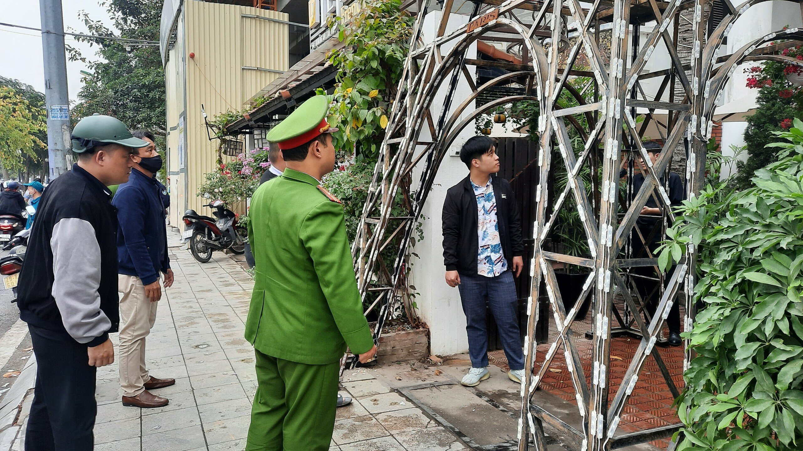 Sau đ&oacute;, Tổ c&ocirc;ng t&aacute;c C&ocirc;ng an phường Quảng An đ&atilde; y&ecirc;u cầu chủ cơ sở kinh doanh phải di chuyển "th&aacute;p Paris" n&agrave;y khỏi vỉa h&egrave;.