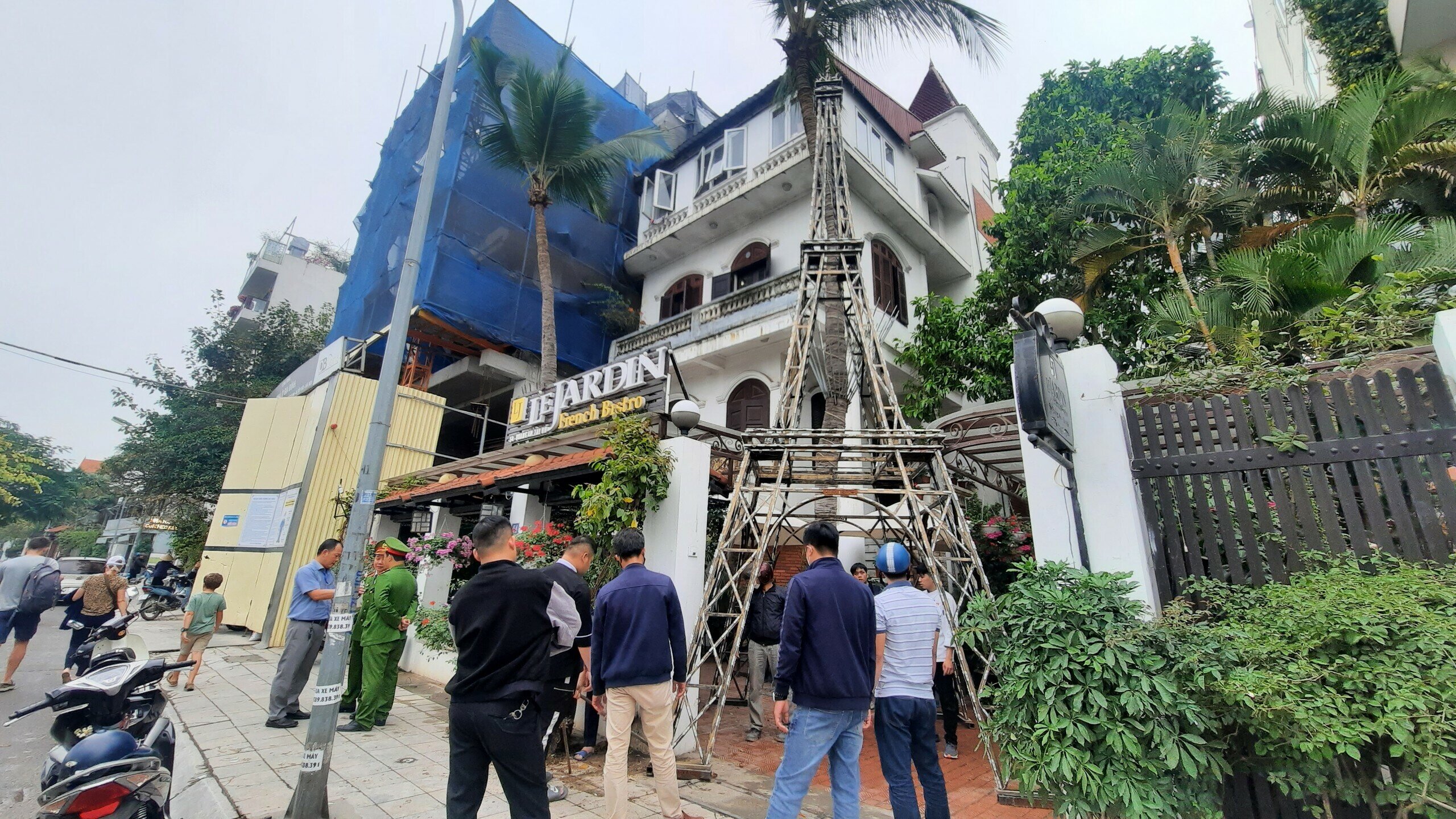 D&ugrave; mất kh&aacute; nhiều thời gian, nhưng "th&aacute;p Paris" lấn chiếm một phần vỉa h&egrave; cũng đ&atilde; được di chuyển v&agrave;o phần đất của chủ cơ sở kinh doanh.