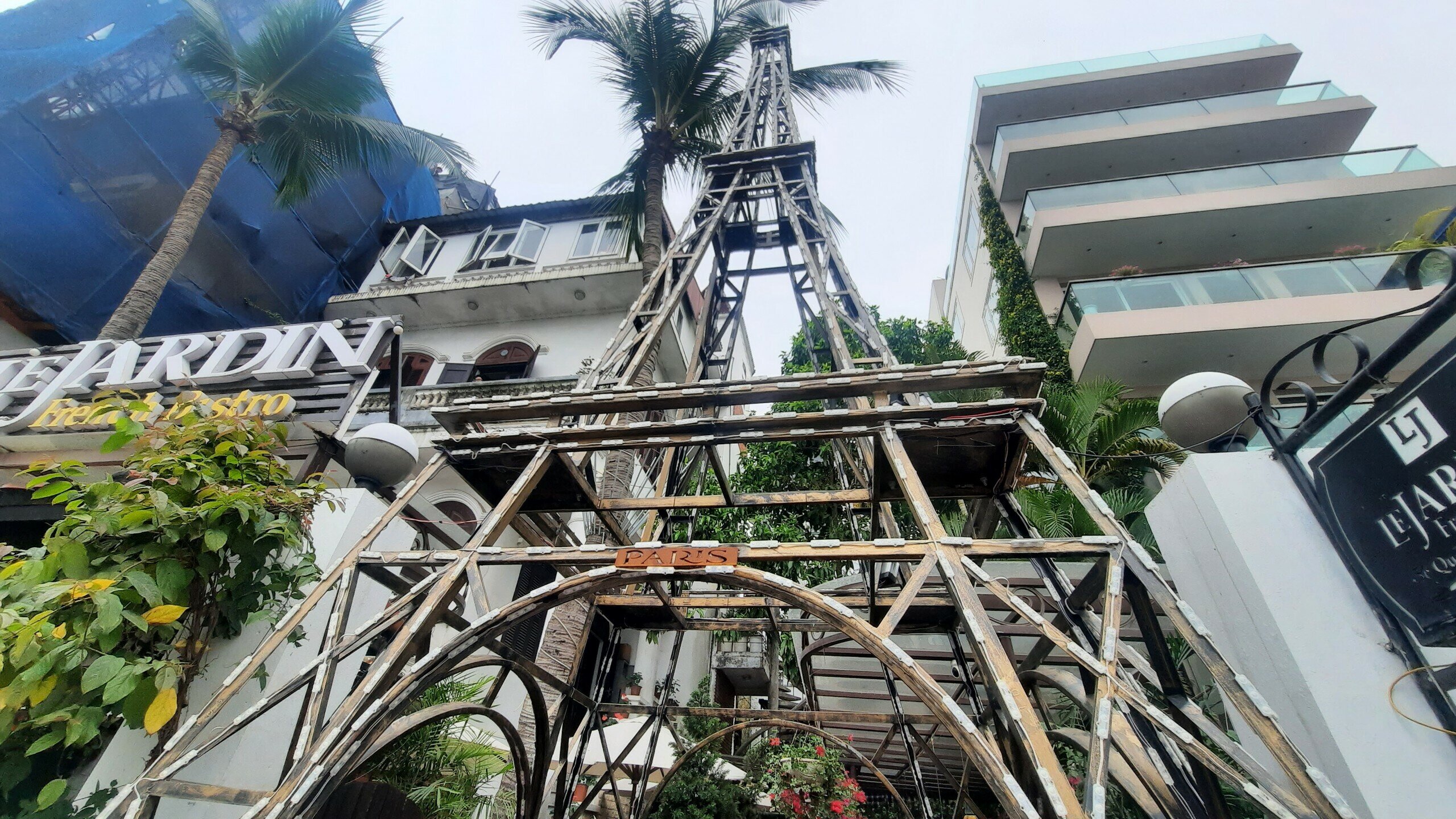Trung t&aacute; L&ecirc; Văn T&acirc;n, Ph&oacute; trưởng C&ocirc;ng an phường Quảng An cho biết, thực hiện kế hoạch của Ban chỉ đạo 197 TP H&agrave; Nội, phường Quảng An đ&atilde; tuy&ecirc;n truyền, vận động người d&acirc;n chấp h&agrave;nh nghi&ecirc;m t&uacute;c, kh&ocirc;ng lấn chiếm vỉa h&egrave;.