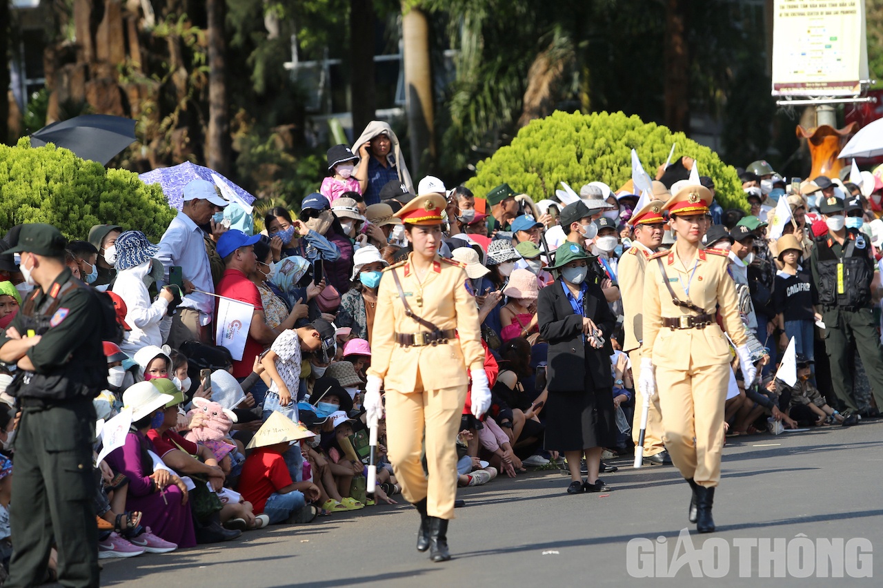 Theo ghi nh&acirc;̣n của PV, trong những ngày L&ecirc;̃ h&ocirc;̣i cà ph&ecirc; Bu&ocirc;n Ma Thu&ocirc;̣t l&acirc;̀n thứ 8 năm 2023 di&ecirc;̃n ra (từ 10/3-14/3), hàng nghìn du khách trong và ngoài nước đã đ&ocirc;̉ v&ecirc;̀ TP Bu&ocirc;n Ma Thu&ocirc;̣t khi&ecirc;́n giao th&ocirc;ng tr&ecirc;n m&ocirc;̣t s&ocirc;́ tuy&ecirc;́n đường bị ùn ứ cục b&ocirc;̣. Trước tình hình tr&ecirc;n, ngày 6/3, lực lượng CSGT Đắk Lắk ra qu&acirc;n đảm bảo tr&acirc;̣t tự ATGT, hỗ trợ người d&acirc;n và du khách.